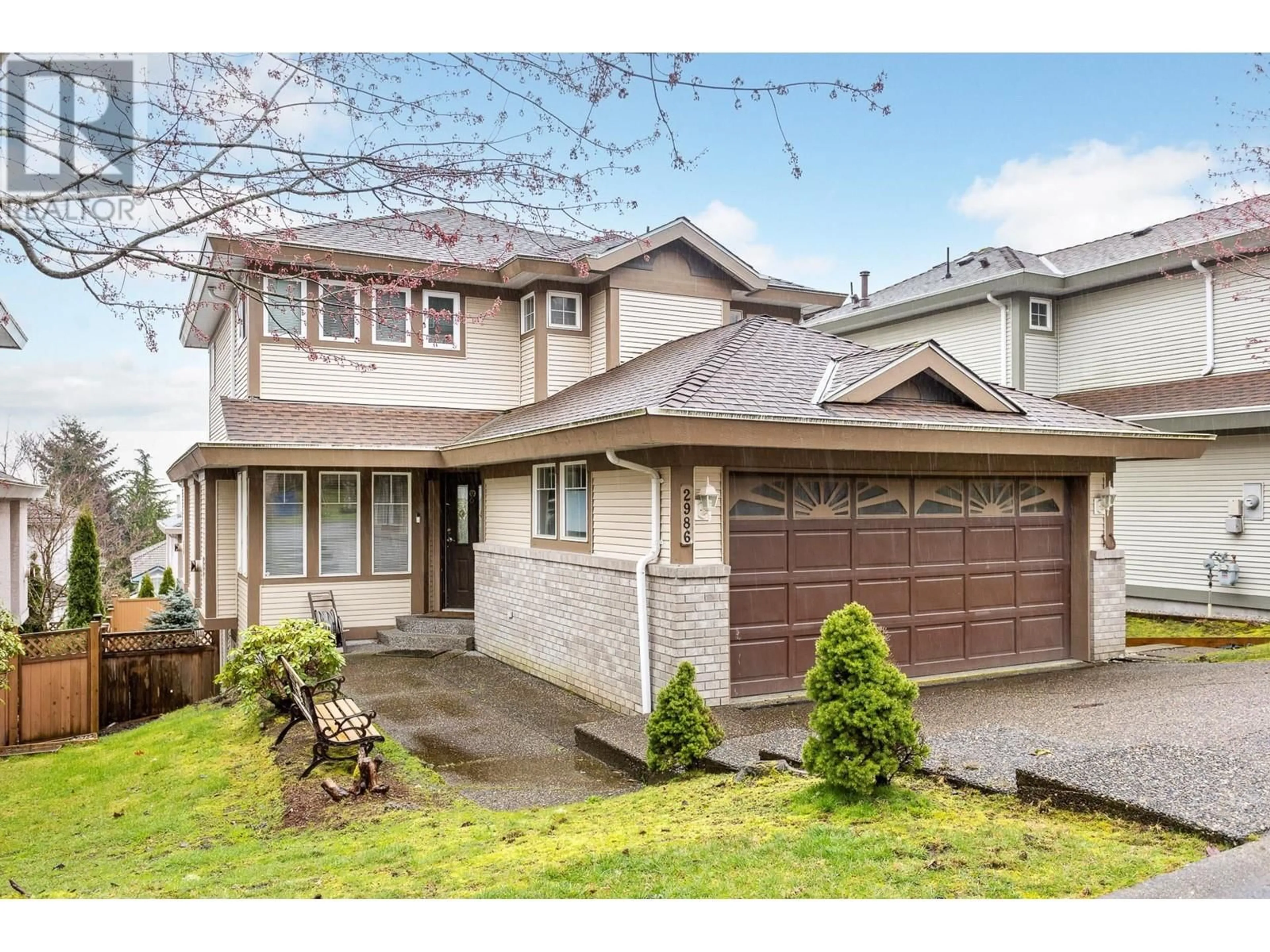Home with vinyl exterior material, street for 2986 PINETREE CLOSE, Coquitlam British Columbia V3E2Z5