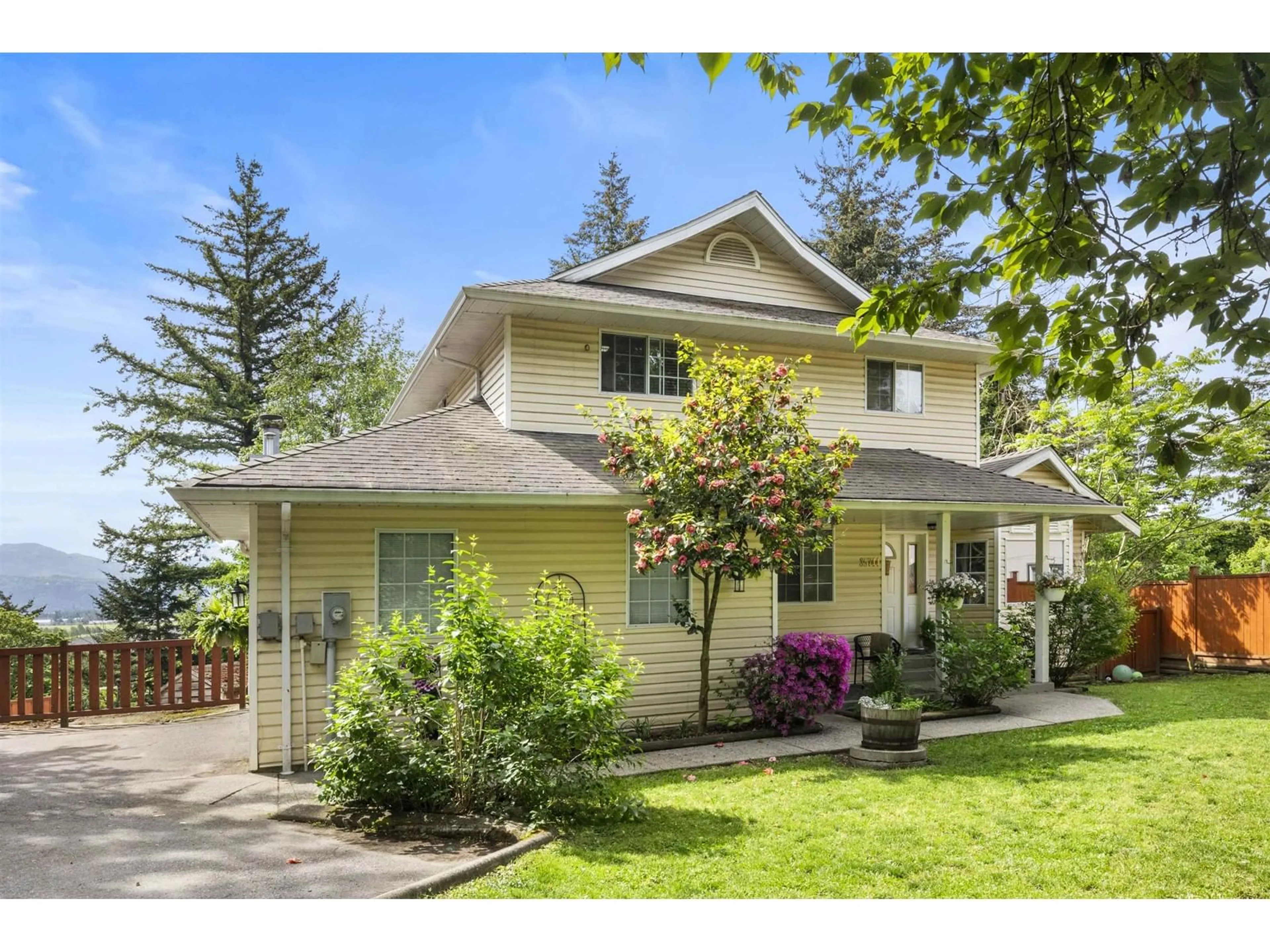 Home with vinyl exterior material, street for 35744 TIMBERLANE, Abbotsford British Columbia V3G1G3