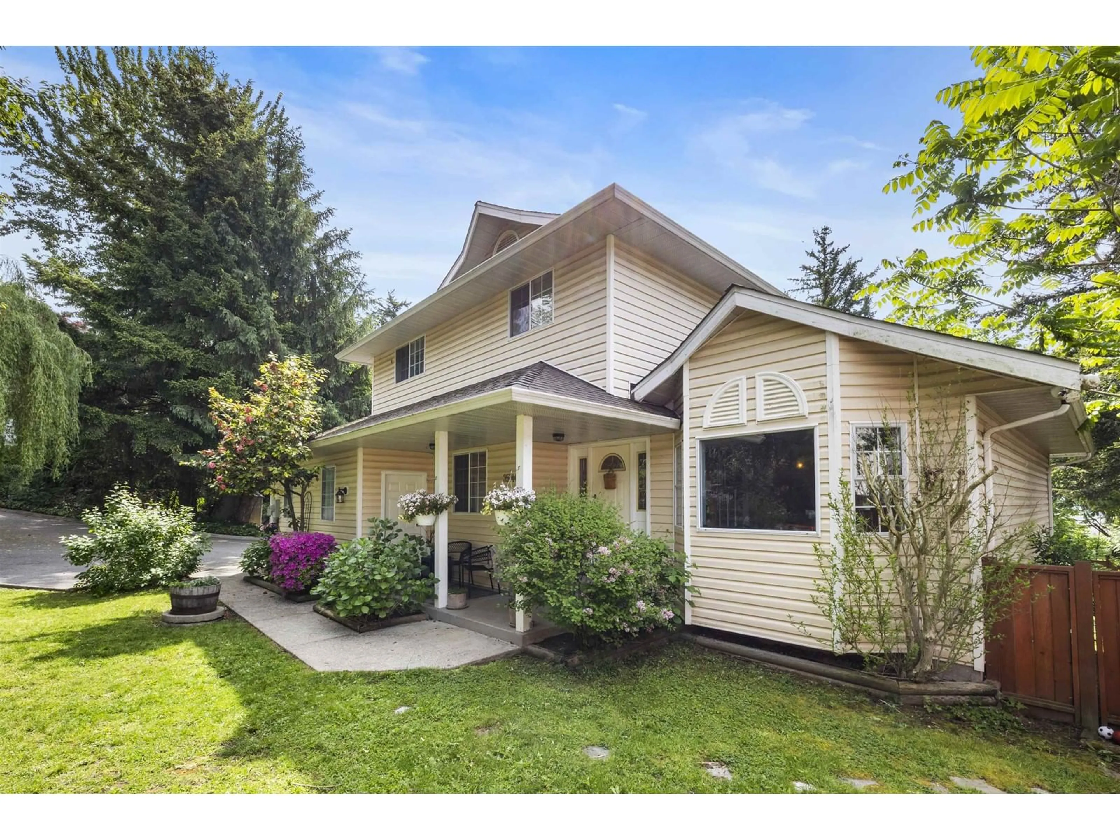 Home with vinyl exterior material, street for 35744 TIMBERLANE, Abbotsford British Columbia V3G1G3