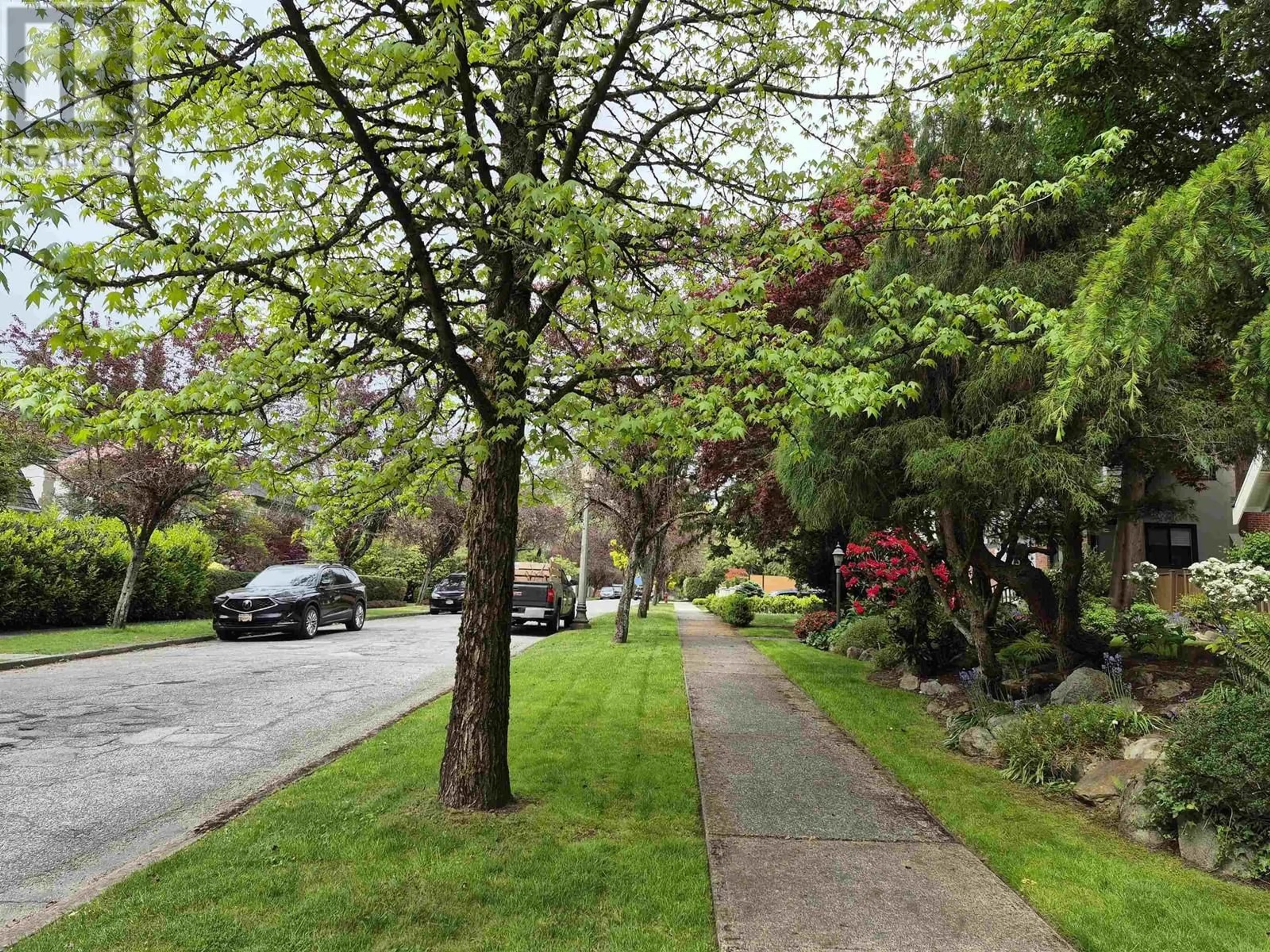 A pic from outside/outdoor area/front of a property/back of a property/a pic from drone, street for 5588 CYPRESS STREET, Vancouver British Columbia V6M3R6