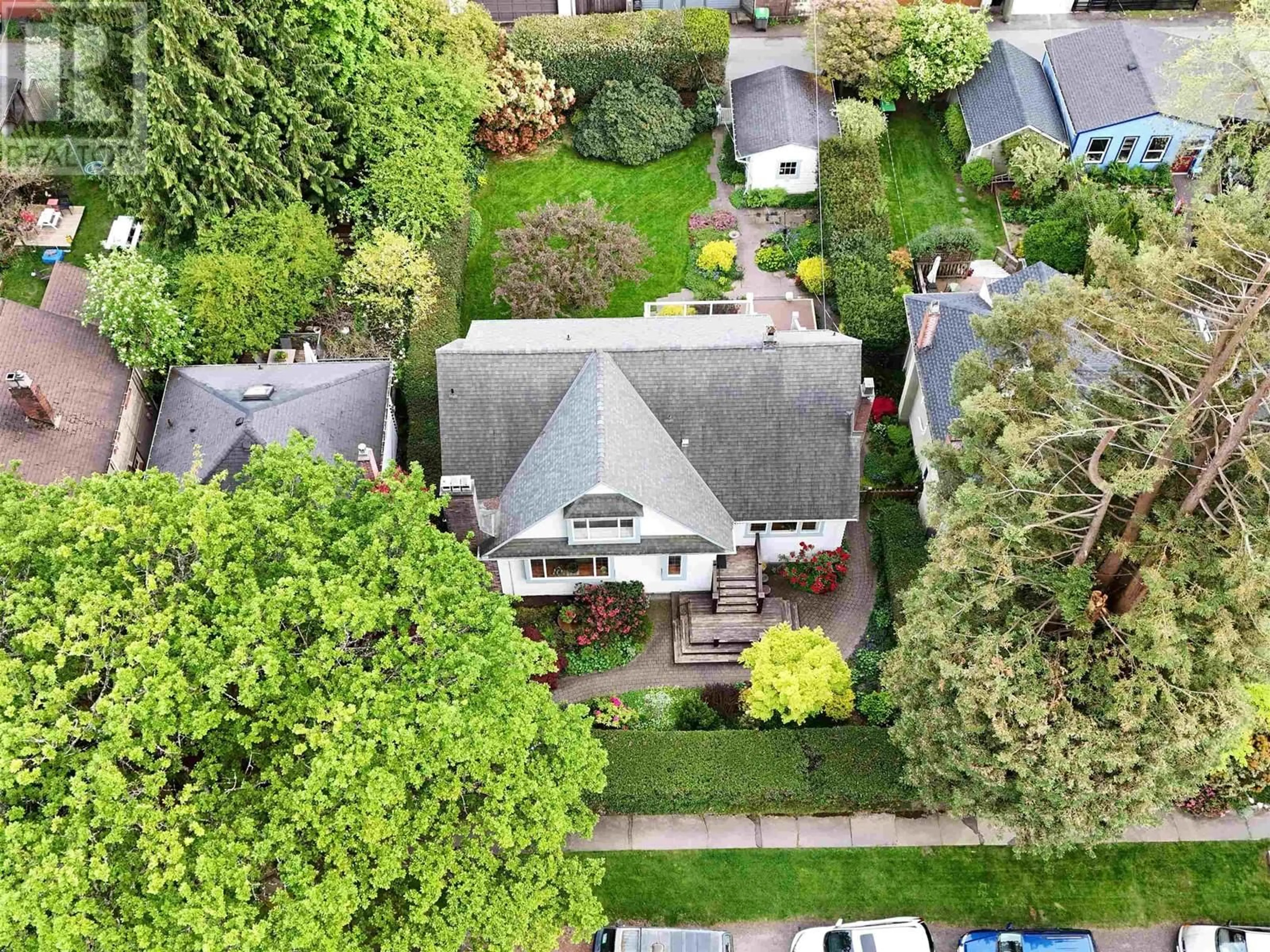 A pic from outside/outdoor area/front of a property/back of a property/a pic from drone, street for 4620 14TH AVENUE, Vancouver British Columbia V6R2Y6