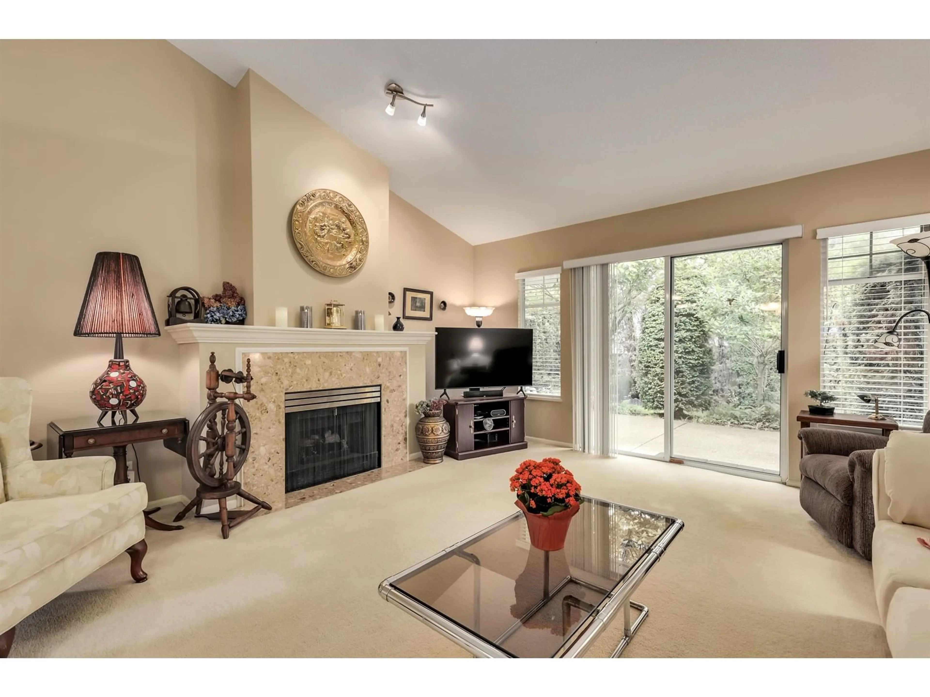 Living room with furniture, unknown for 17 - 21138 88TH, Langley British Columbia V1M2G7