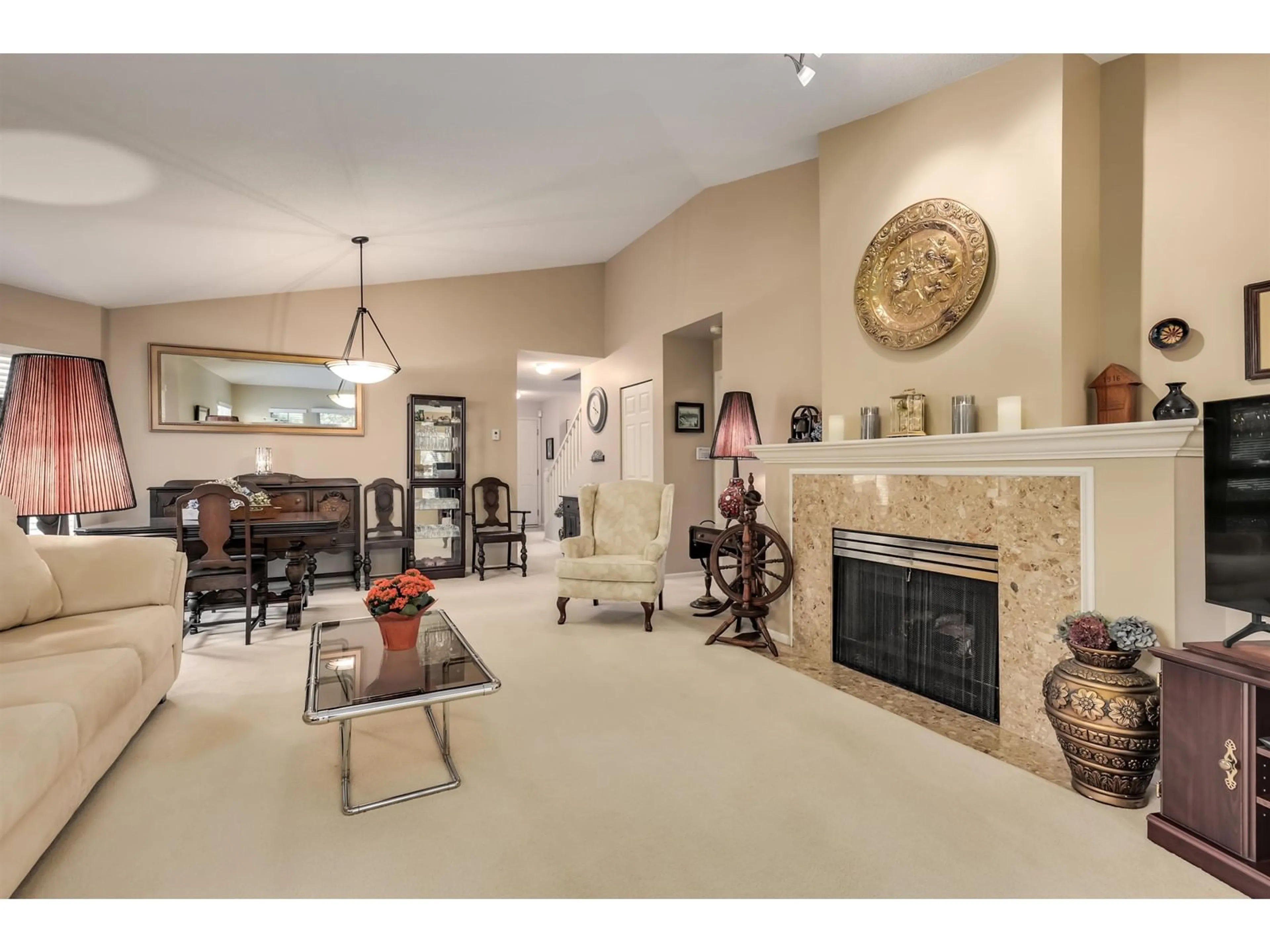 Living room with furniture, ceramic/tile floor for 17 - 21138 88TH, Langley British Columbia V1M2G7