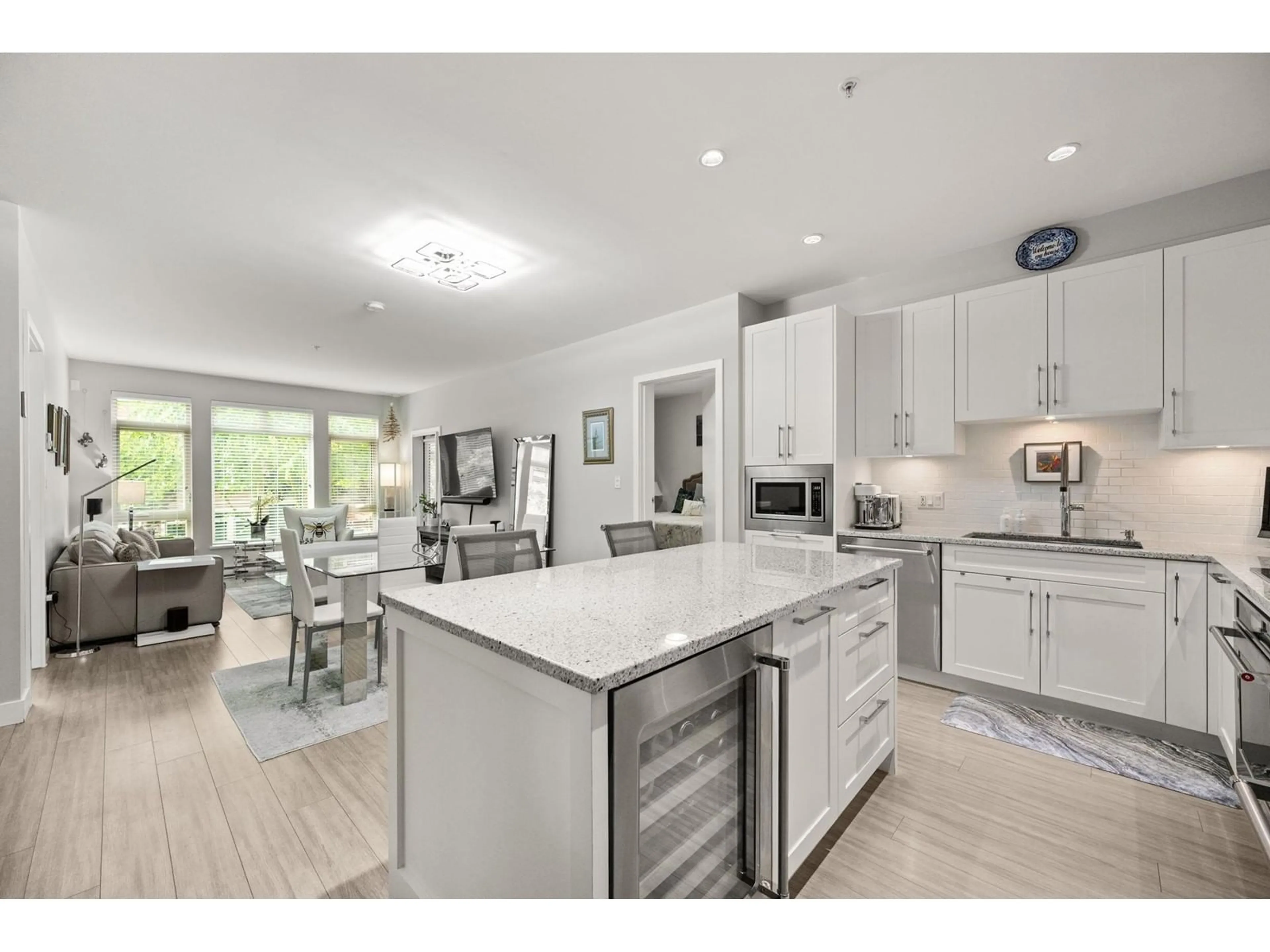 Open concept kitchen, unknown for 203 - 1975 154, Surrey British Columbia V4A4S2