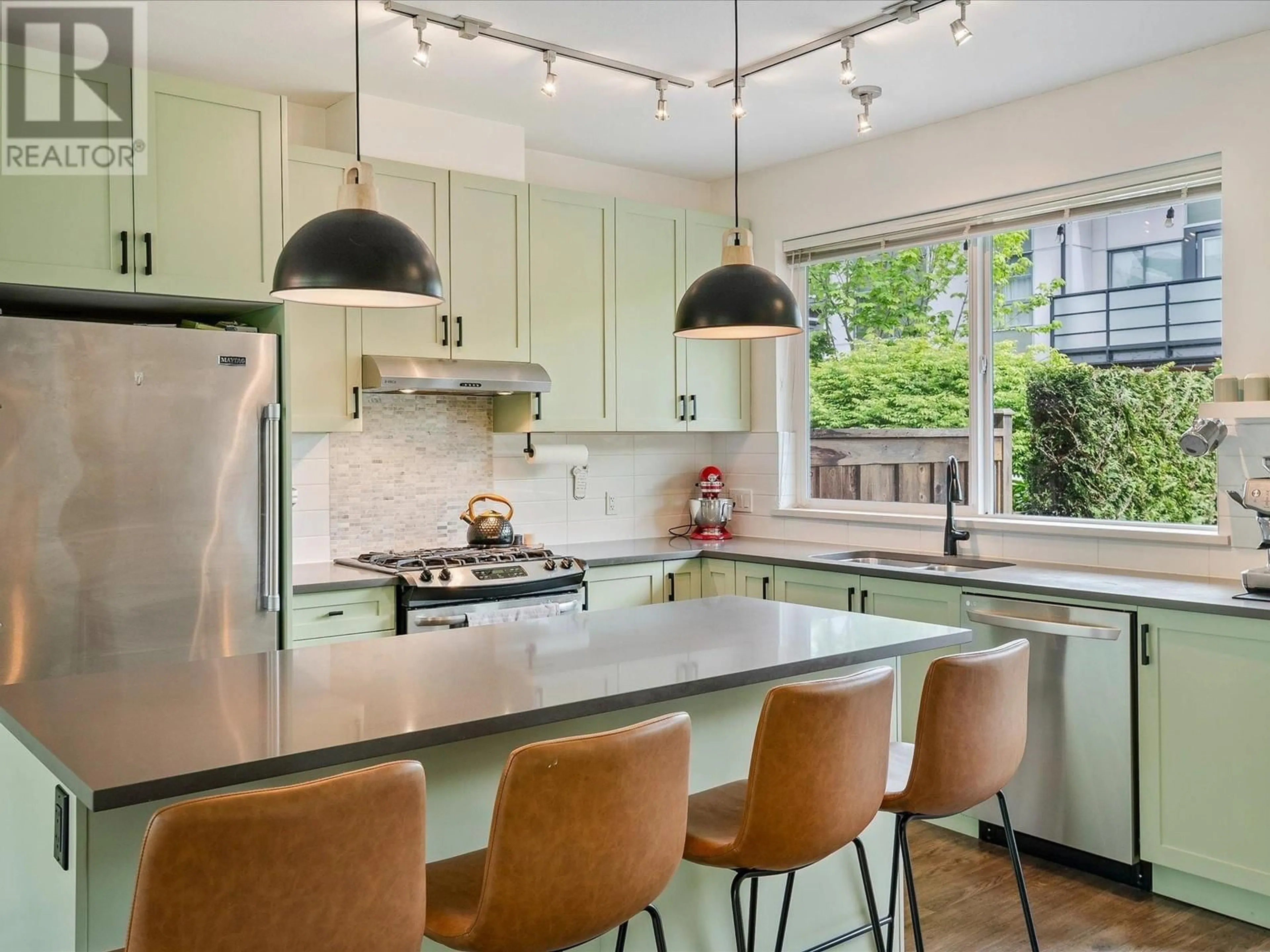 Contemporary kitchen, unknown for 1154 NATURES GATE, Squamish British Columbia V8B0R8