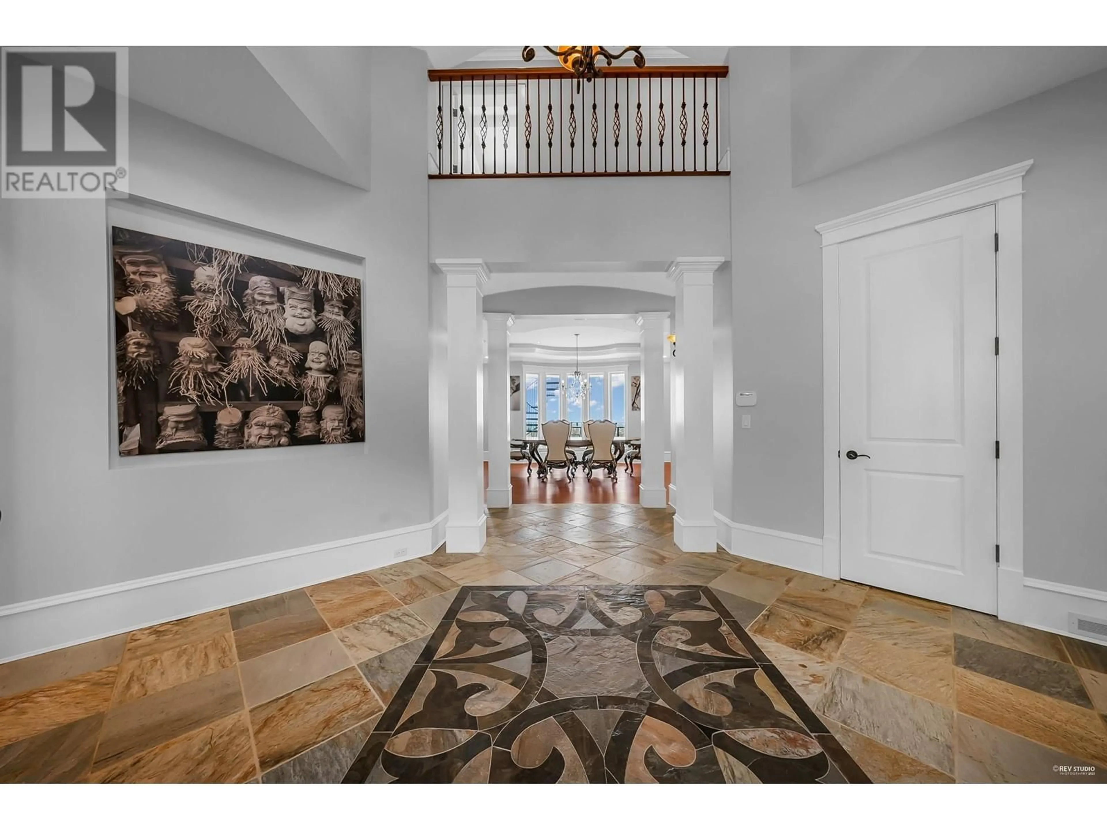 Indoor foyer for 2326 CHIPPENDALE ROAD, West Vancouver British Columbia V7S3J2