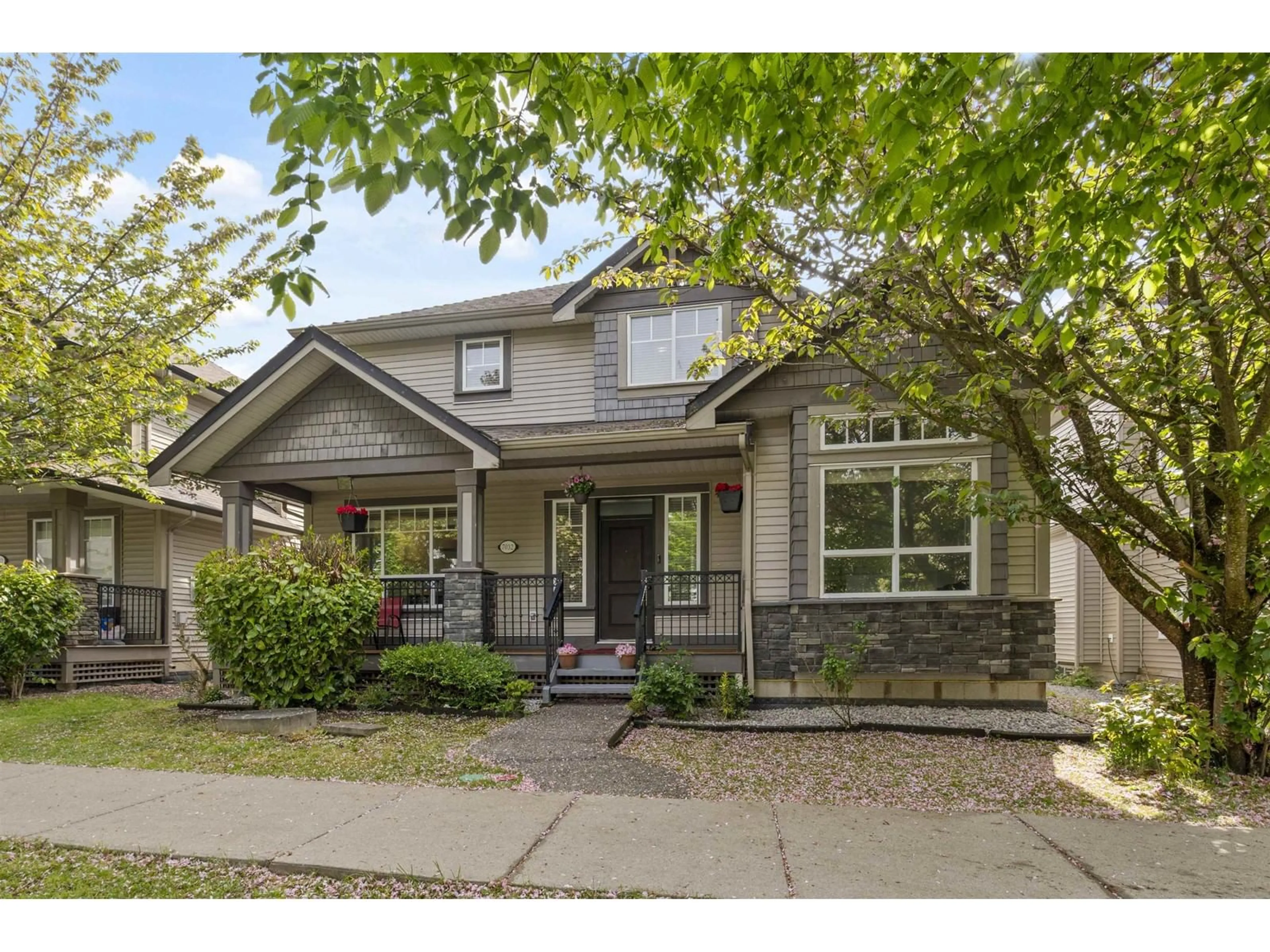 Home with vinyl exterior material, street for 7032 195A, Surrey British Columbia V4N5Z2