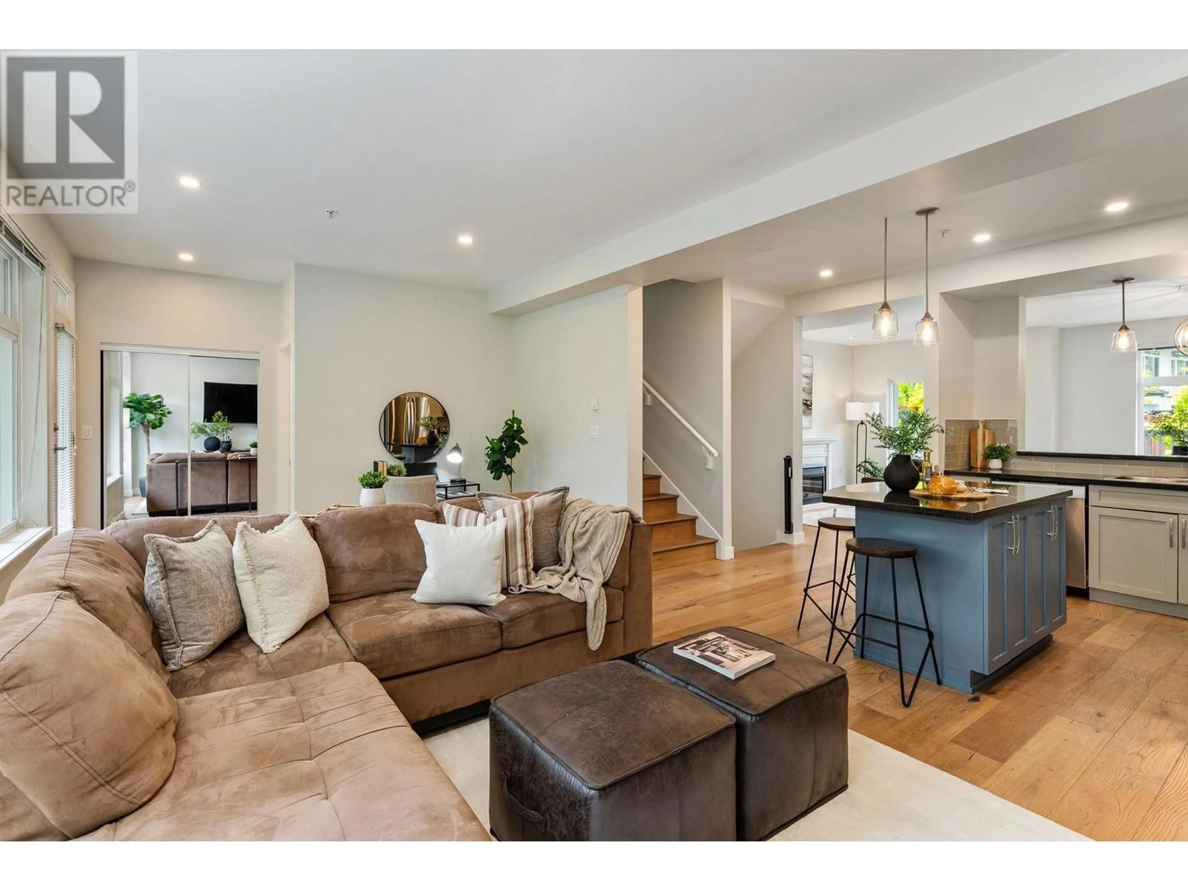 Living room with furniture, wood/laminate floor for 25 - 40632 GOVERNMENT ROAD, Squamish British Columbia V8B0M7