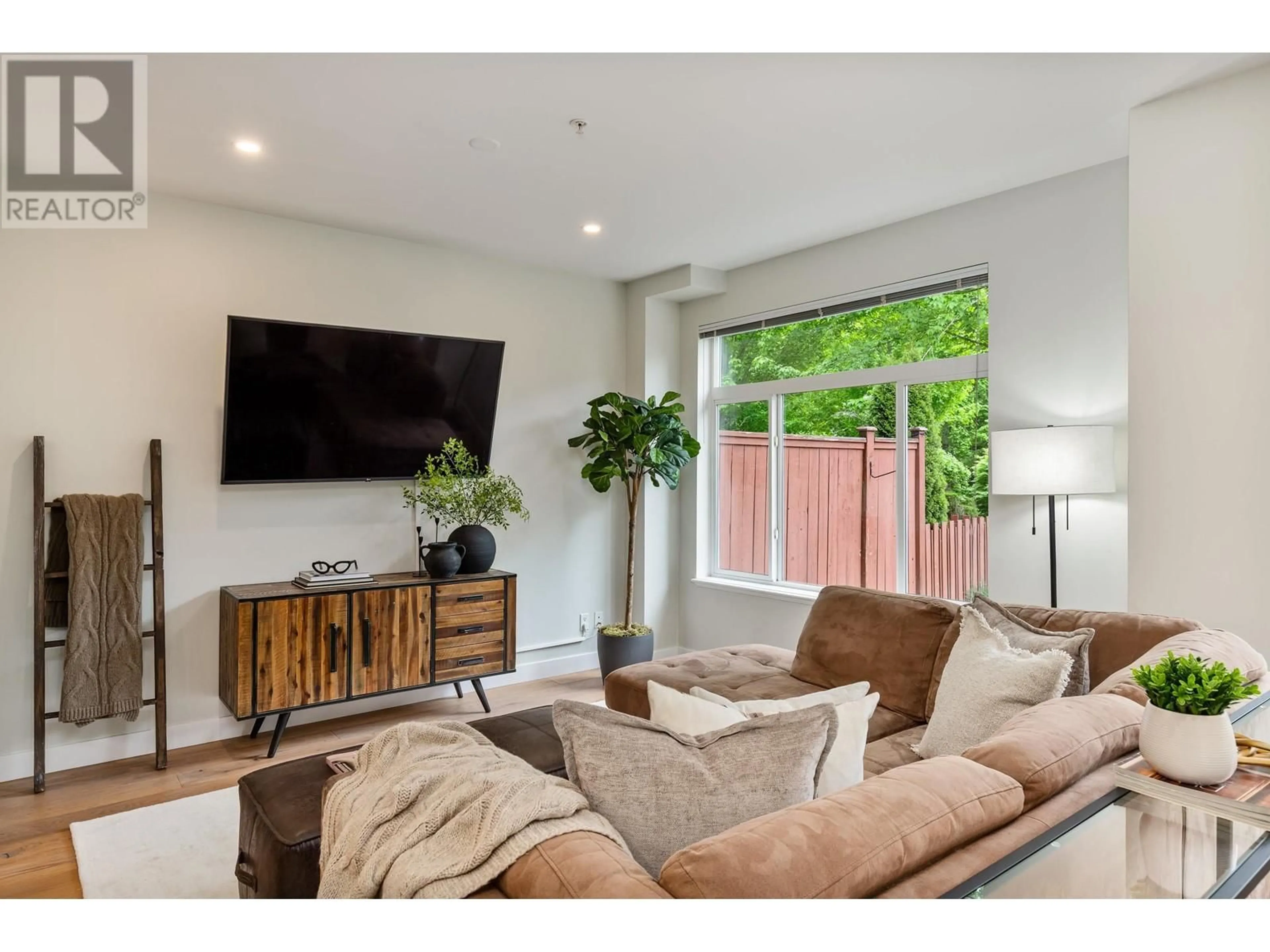 Living room with furniture, wood/laminate floor for 25 - 40632 GOVERNMENT ROAD, Squamish British Columbia V8B0M7