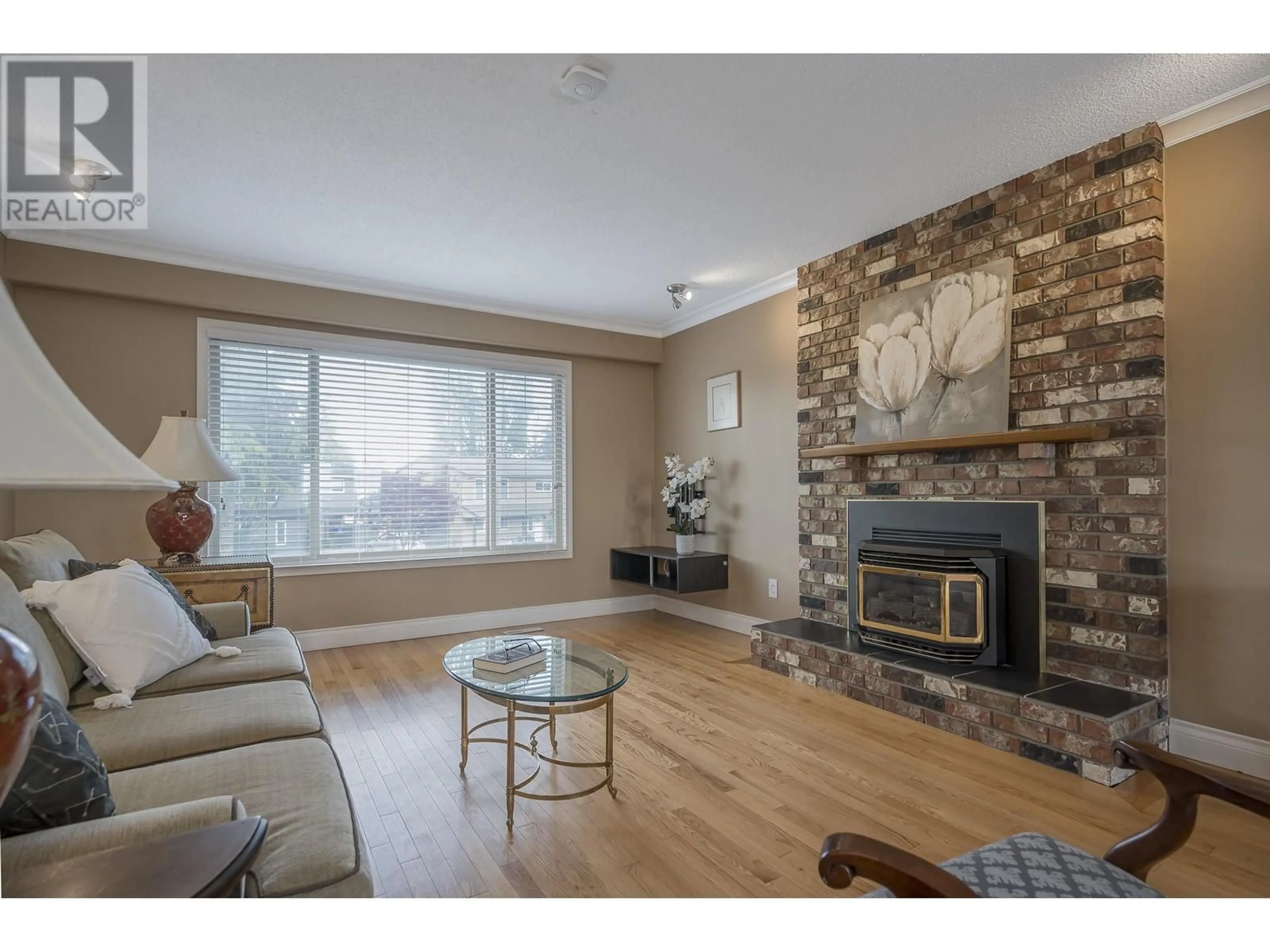 Living room with furniture, wood/laminate floor for 6087 CRESCENT DRIVE, Delta British Columbia V4K2G1