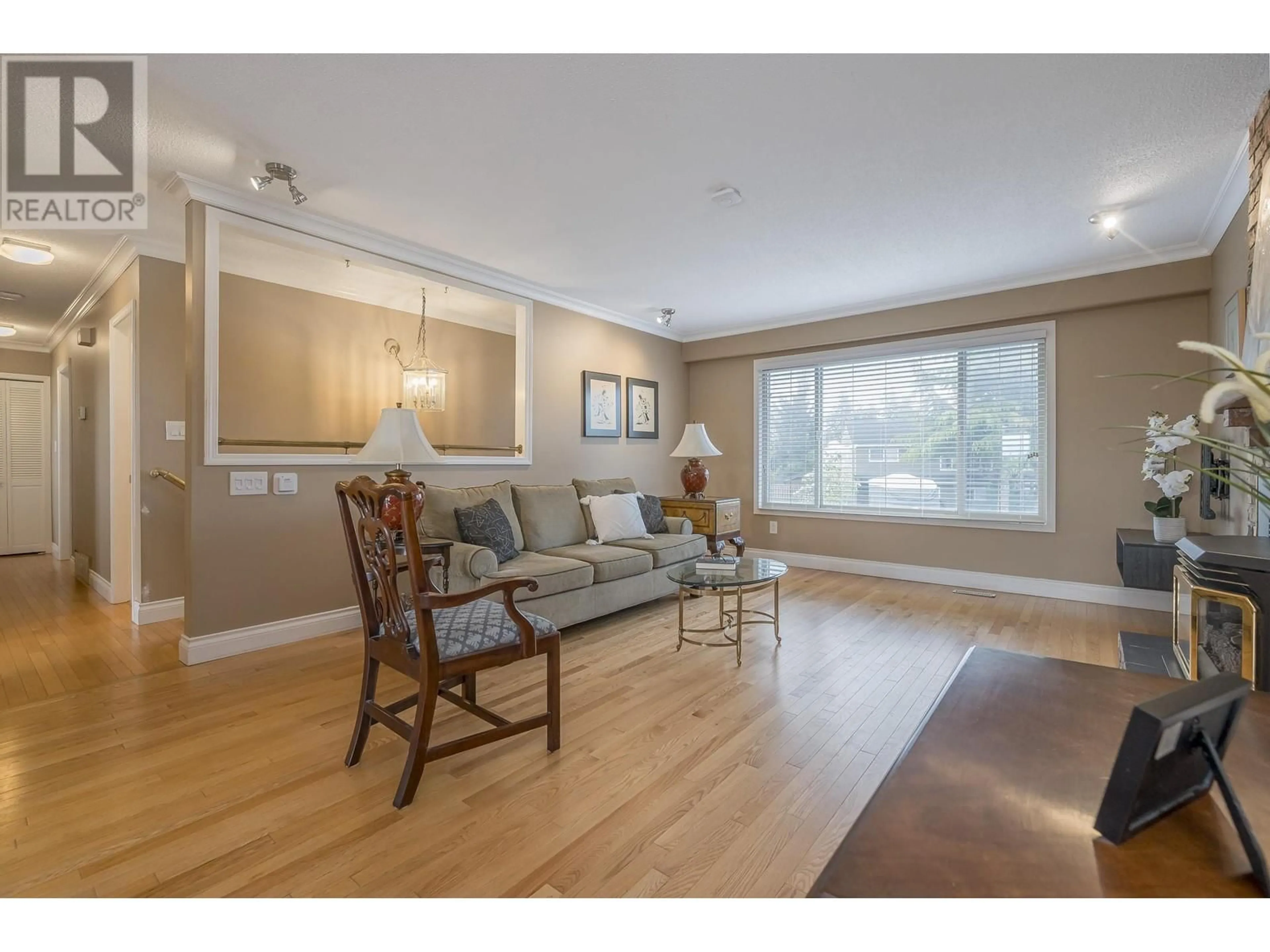 Living room with furniture, wood/laminate floor for 6087 CRESCENT DRIVE, Delta British Columbia V4K2G1