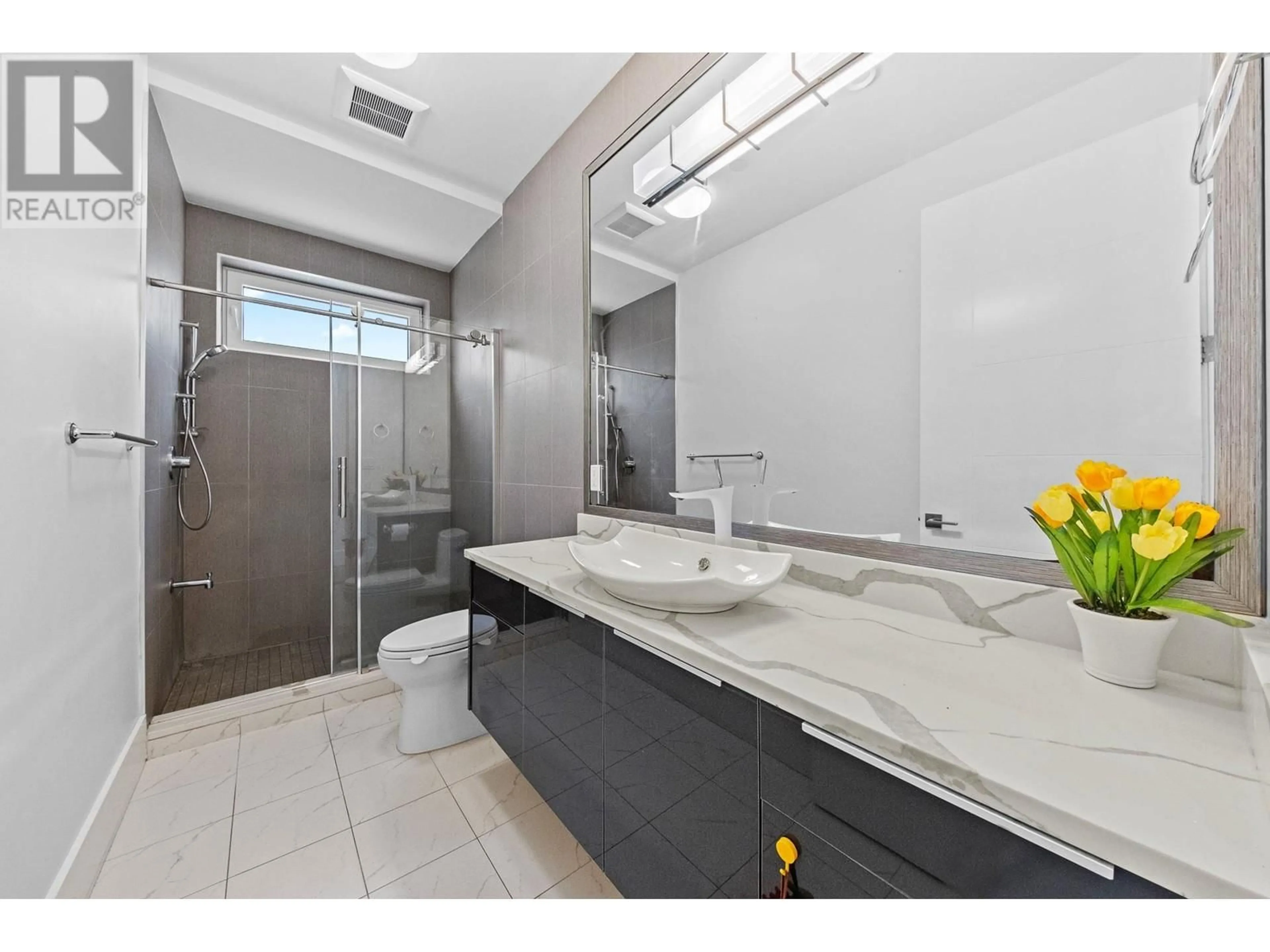 Contemporary bathroom, ceramic/tile floor for 3068 MARINE DRIVE, Vancouver British Columbia V6N3Y3