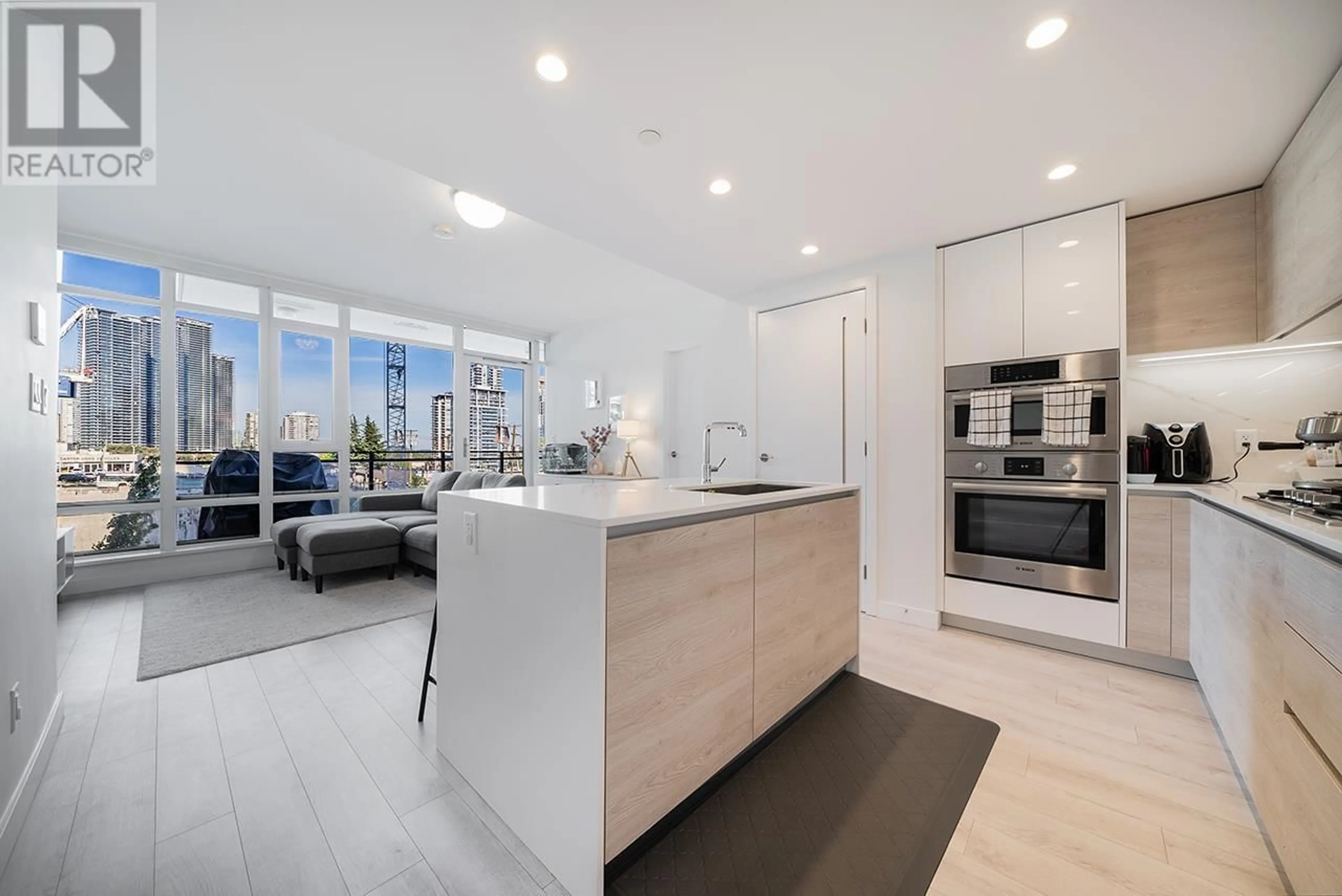 Open concept kitchen, unknown for 305 - 2085 SKYLINE COURT, Burnaby British Columbia V5C0M6