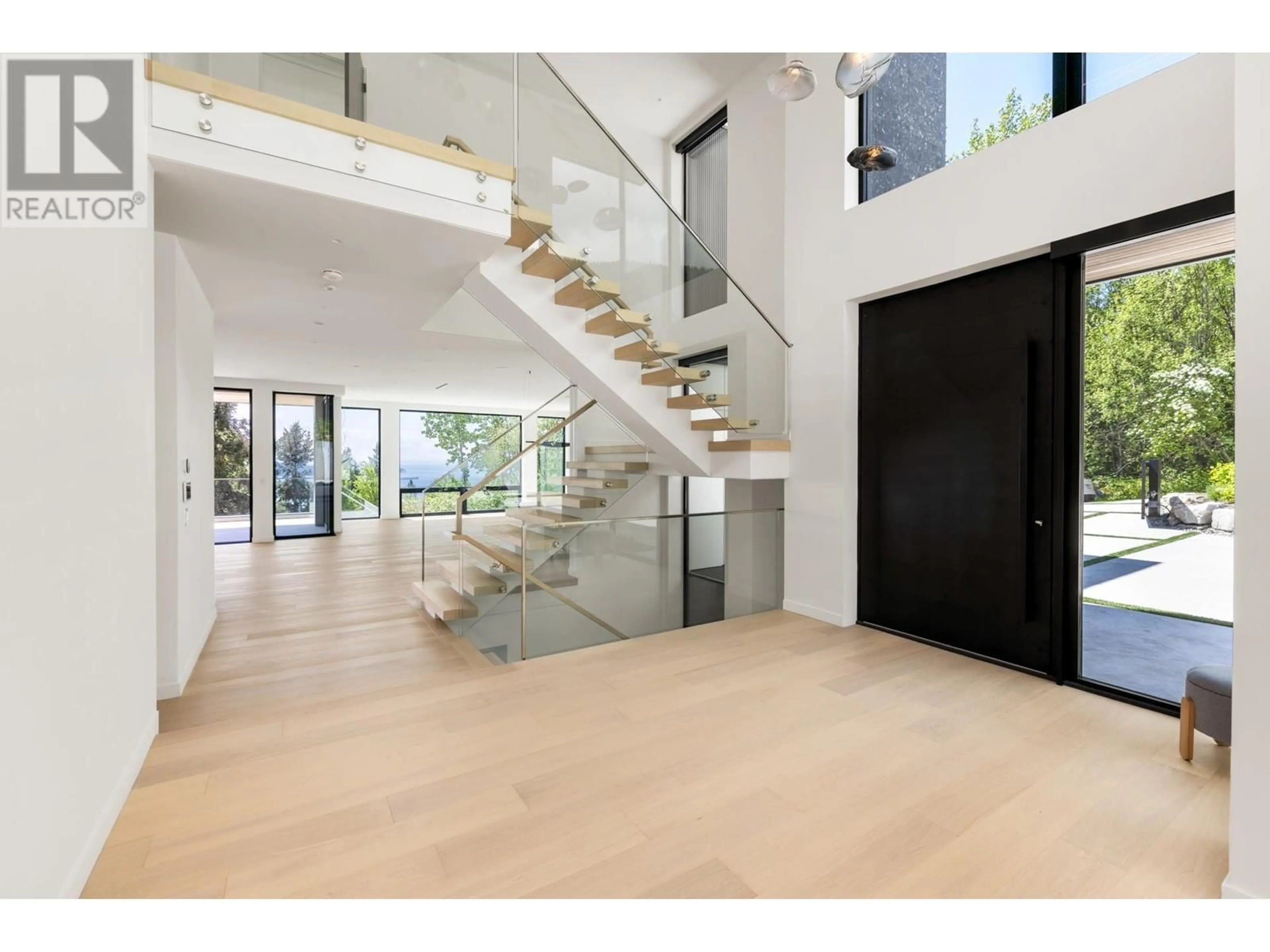Indoor foyer for 2760 CHELSEA CLOSE, West Vancouver British Columbia V7S3E9