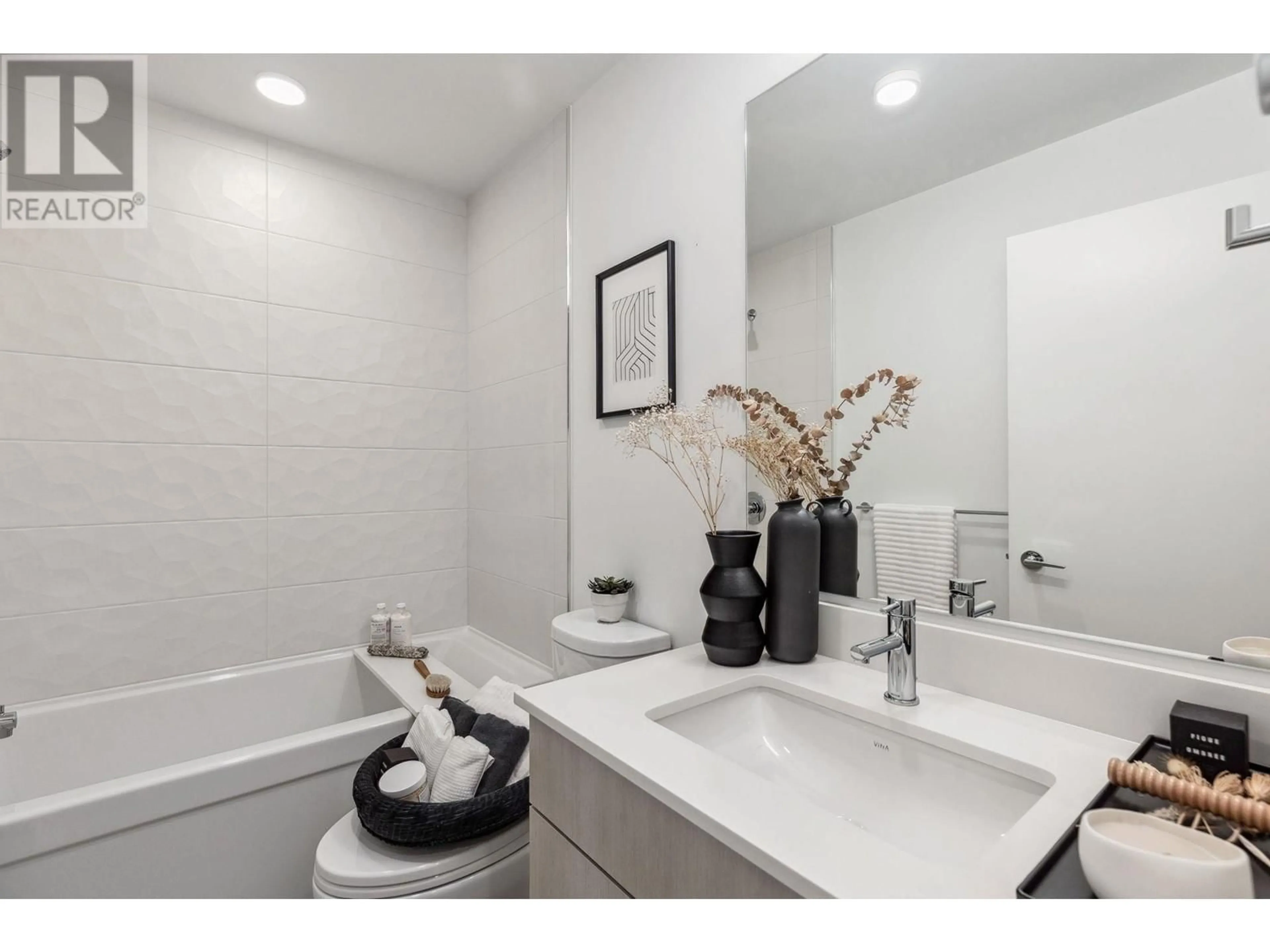 Standard bathroom, ceramic/tile floor for 124 - 2499 RABBIT DRIVE, Tsawwassen British Columbia V4M0G4