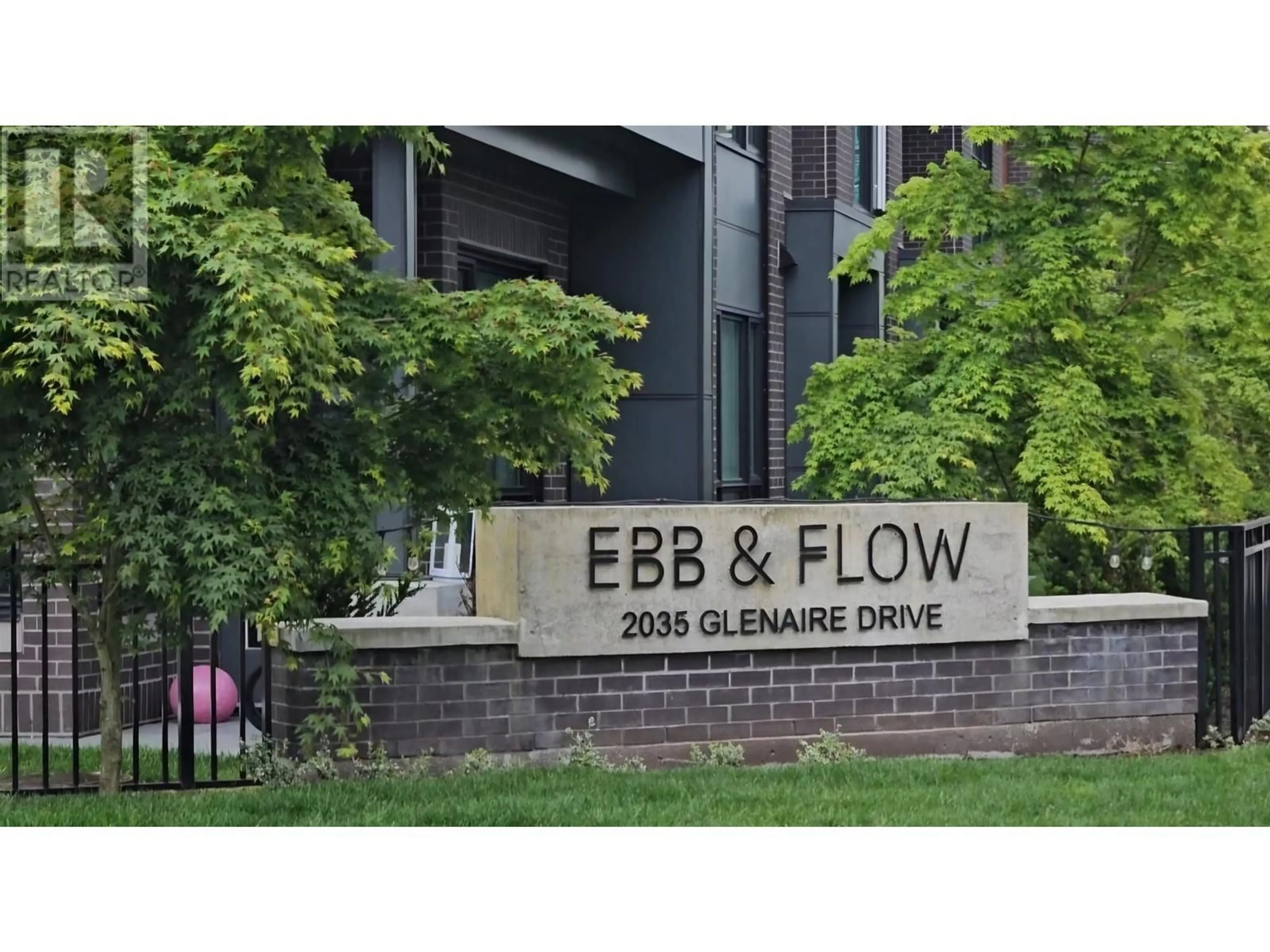 Indoor foyer for 122 - 2035 GLENAIRE DRIVE, North Vancouver British Columbia V2P1Y2