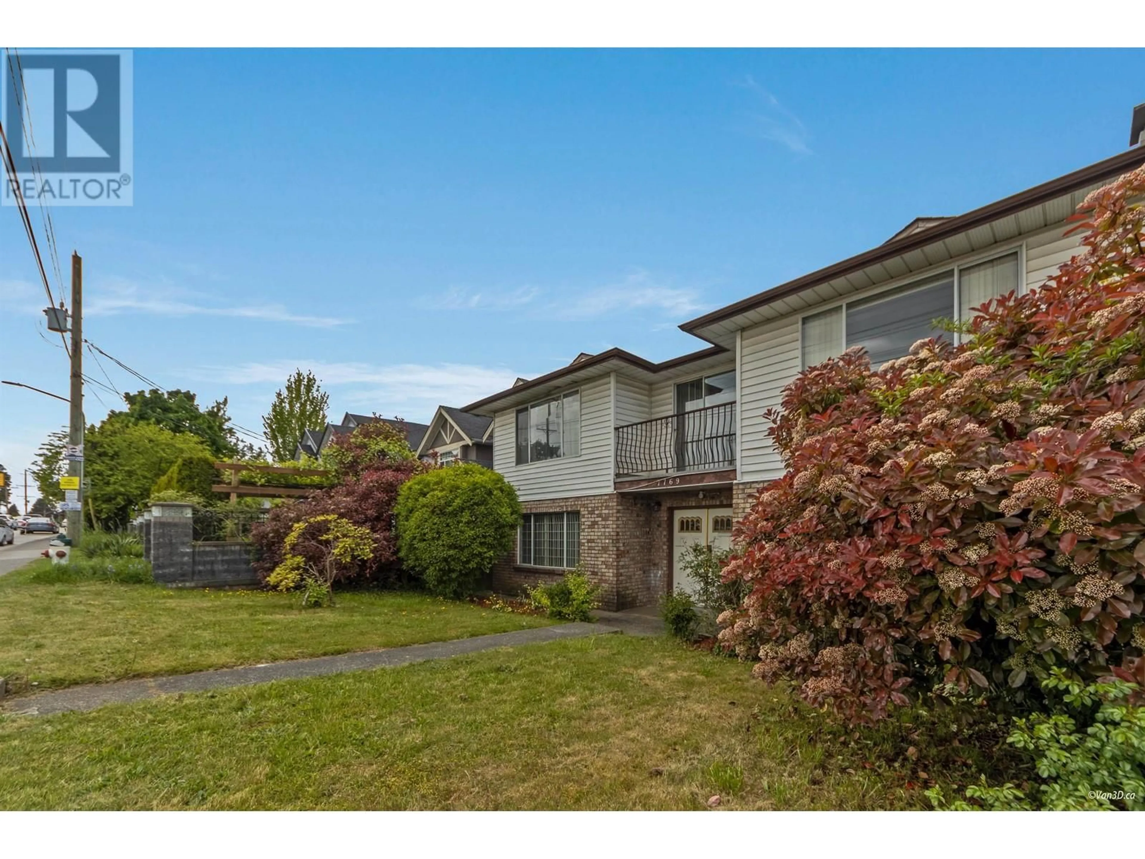 A pic from outside/outdoor area/front of a property/back of a property/a pic from drone, street for 7769 10TH AVENUE, Burnaby British Columbia V3N2S2