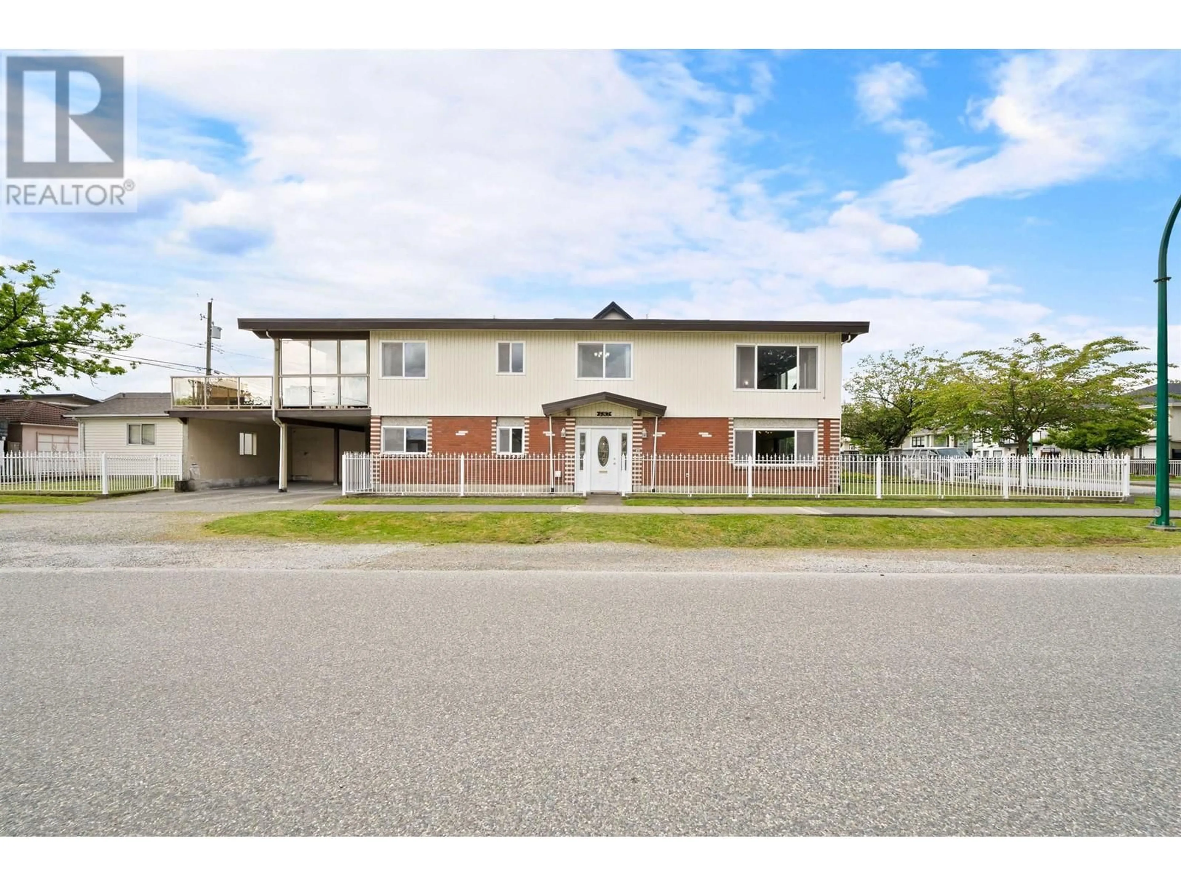 A pic from outside/outdoor area/front of a property/back of a property/a pic from drone, building for 687 ROSSER AVENUE, Burnaby British Columbia V5C5C6