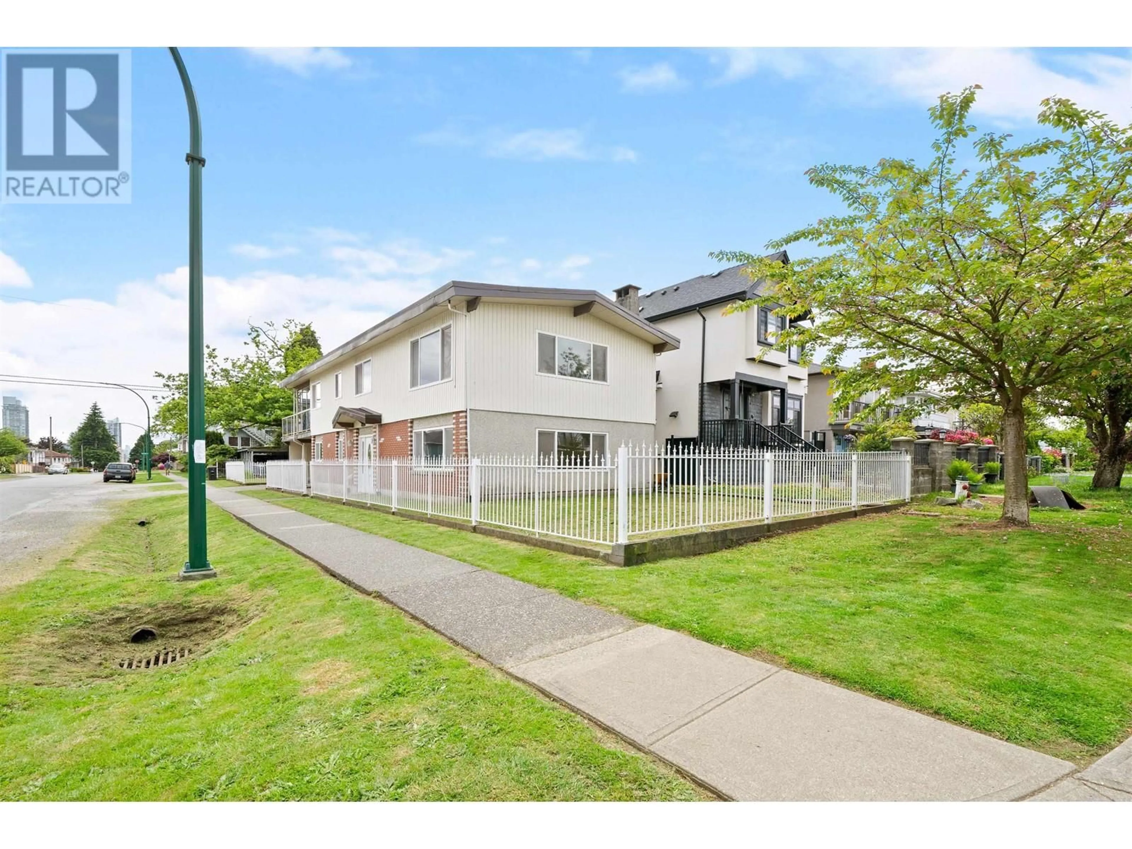 A pic from outside/outdoor area/front of a property/back of a property/a pic from drone, street for 687 ROSSER AVENUE, Burnaby British Columbia V5C5C6