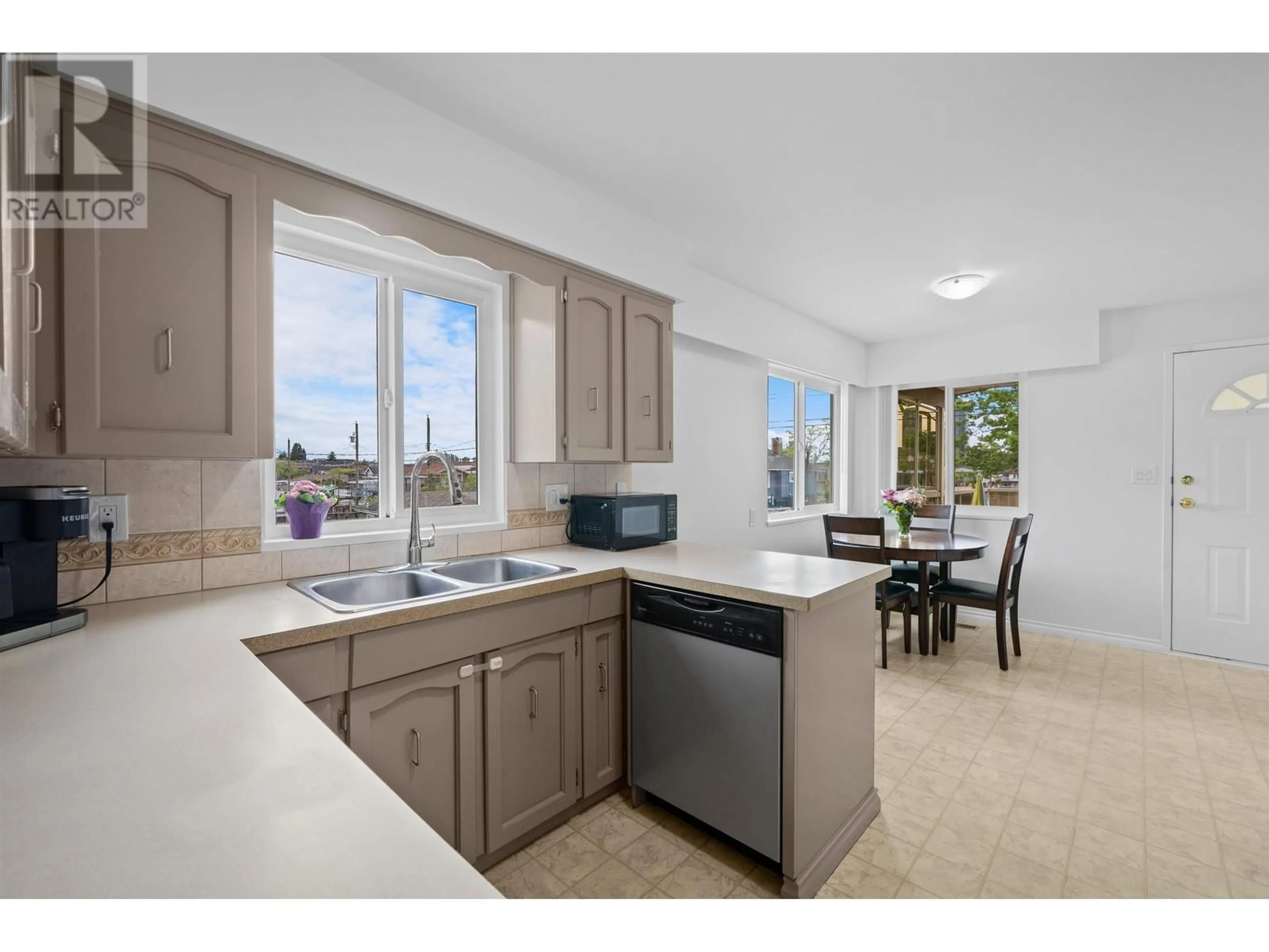 Open concept kitchen, ceramic/tile floor for 687 ROSSER AVENUE, Burnaby British Columbia V5C5C6