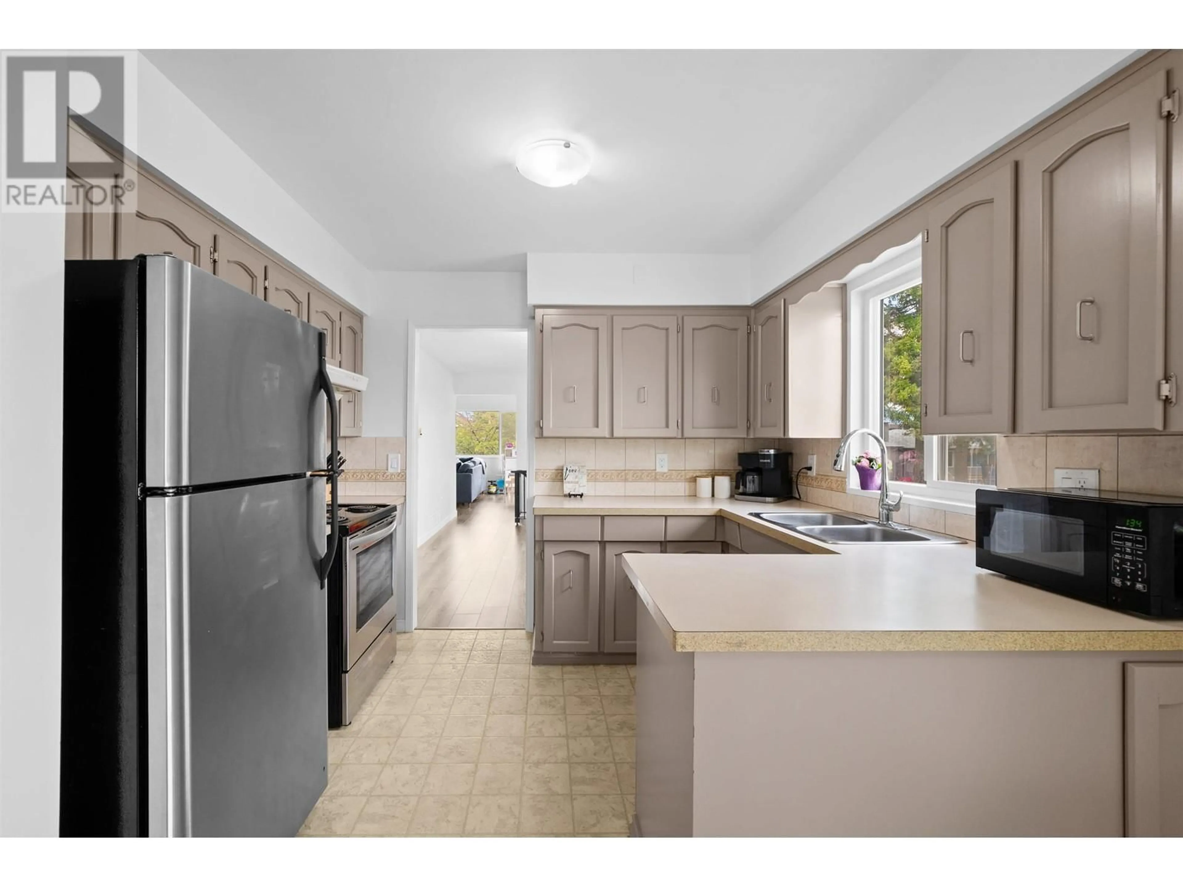 Standard kitchen, unknown for 687 ROSSER AVENUE, Burnaby British Columbia V5C5C6