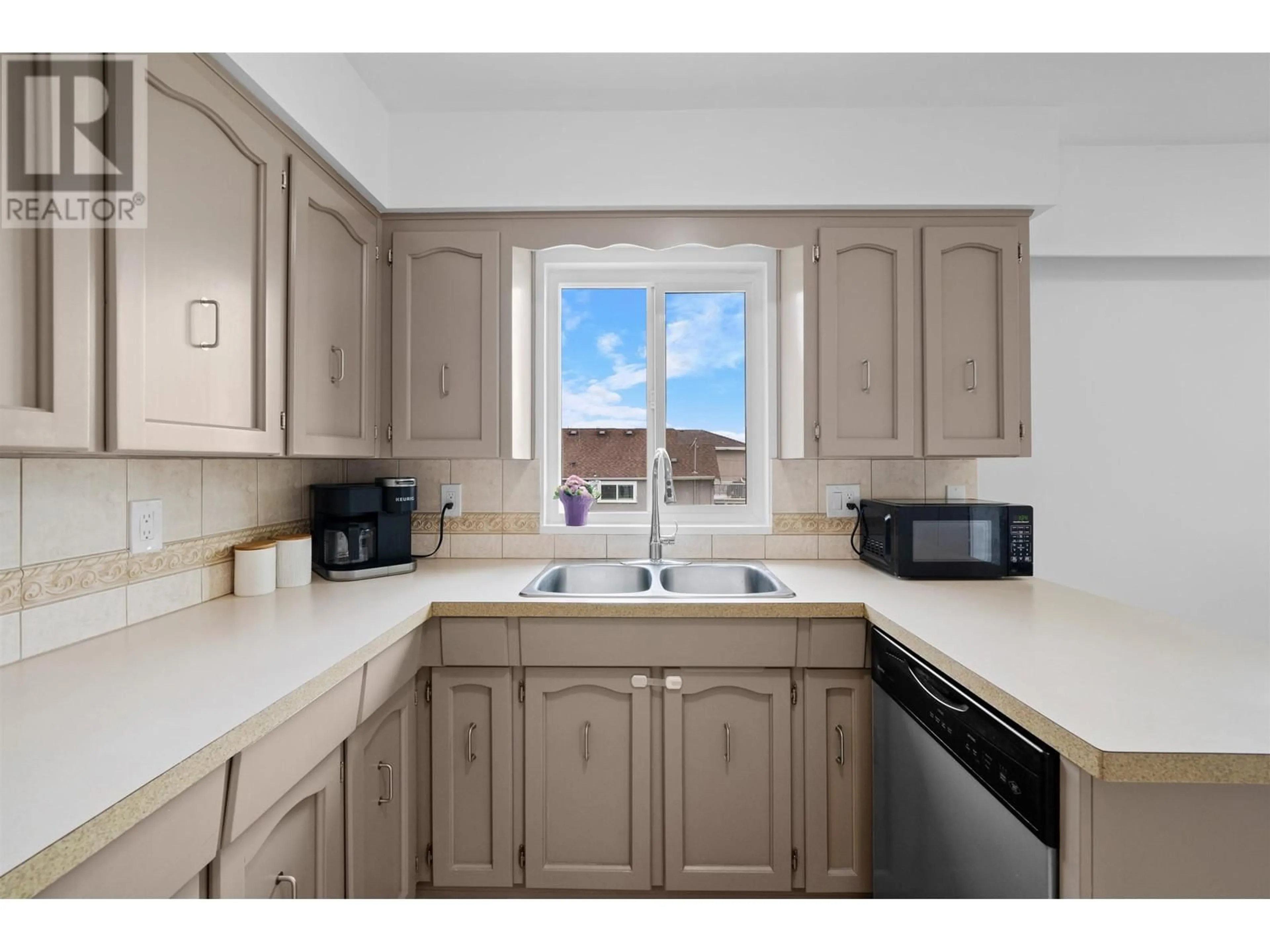 Standard kitchen, ceramic/tile floor for 687 ROSSER AVENUE, Burnaby British Columbia V5C5C6