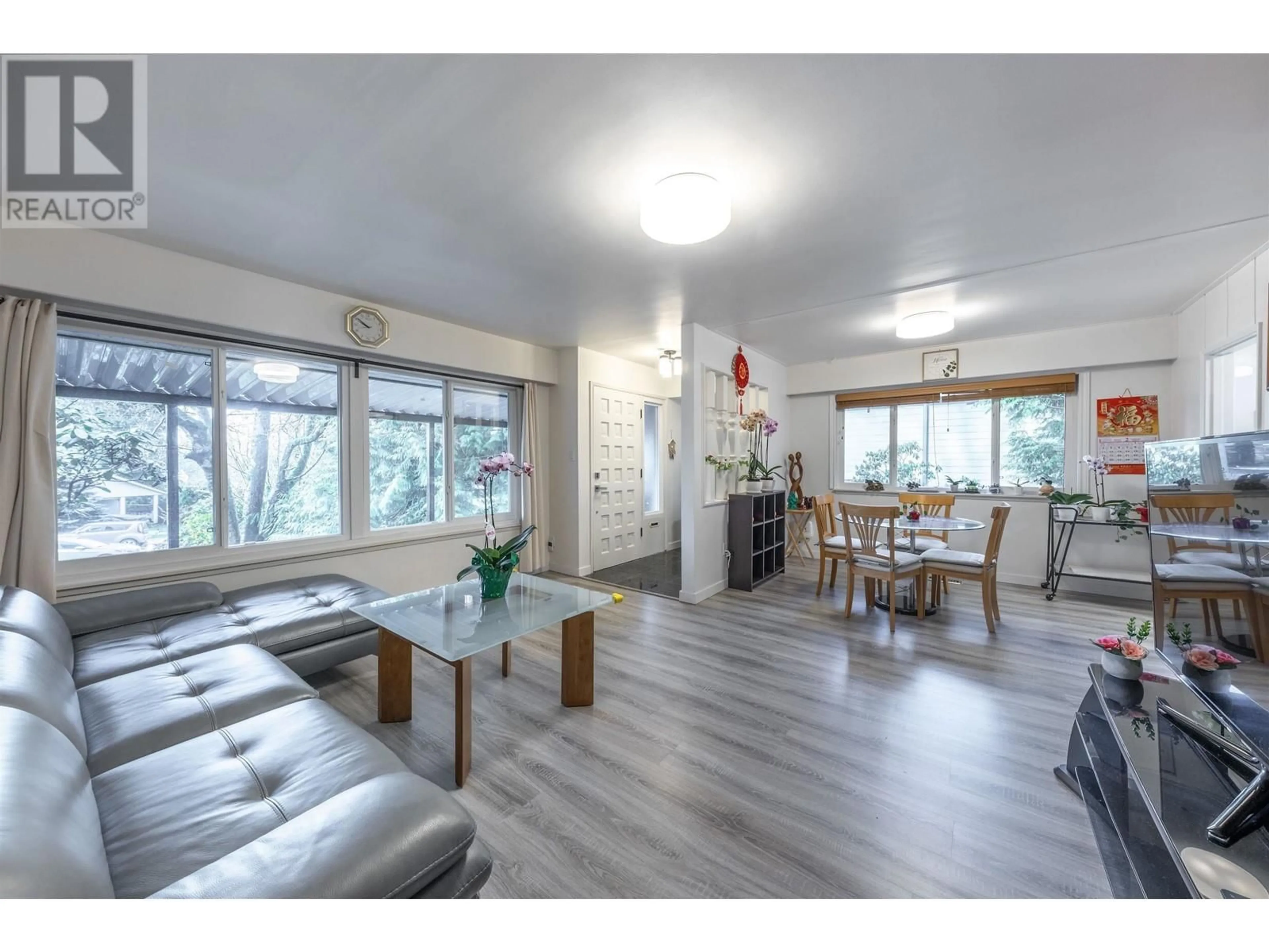 Living room with furniture, wood/laminate floor for 985 WALLACE WYND, Port Moody British Columbia V3H1B6