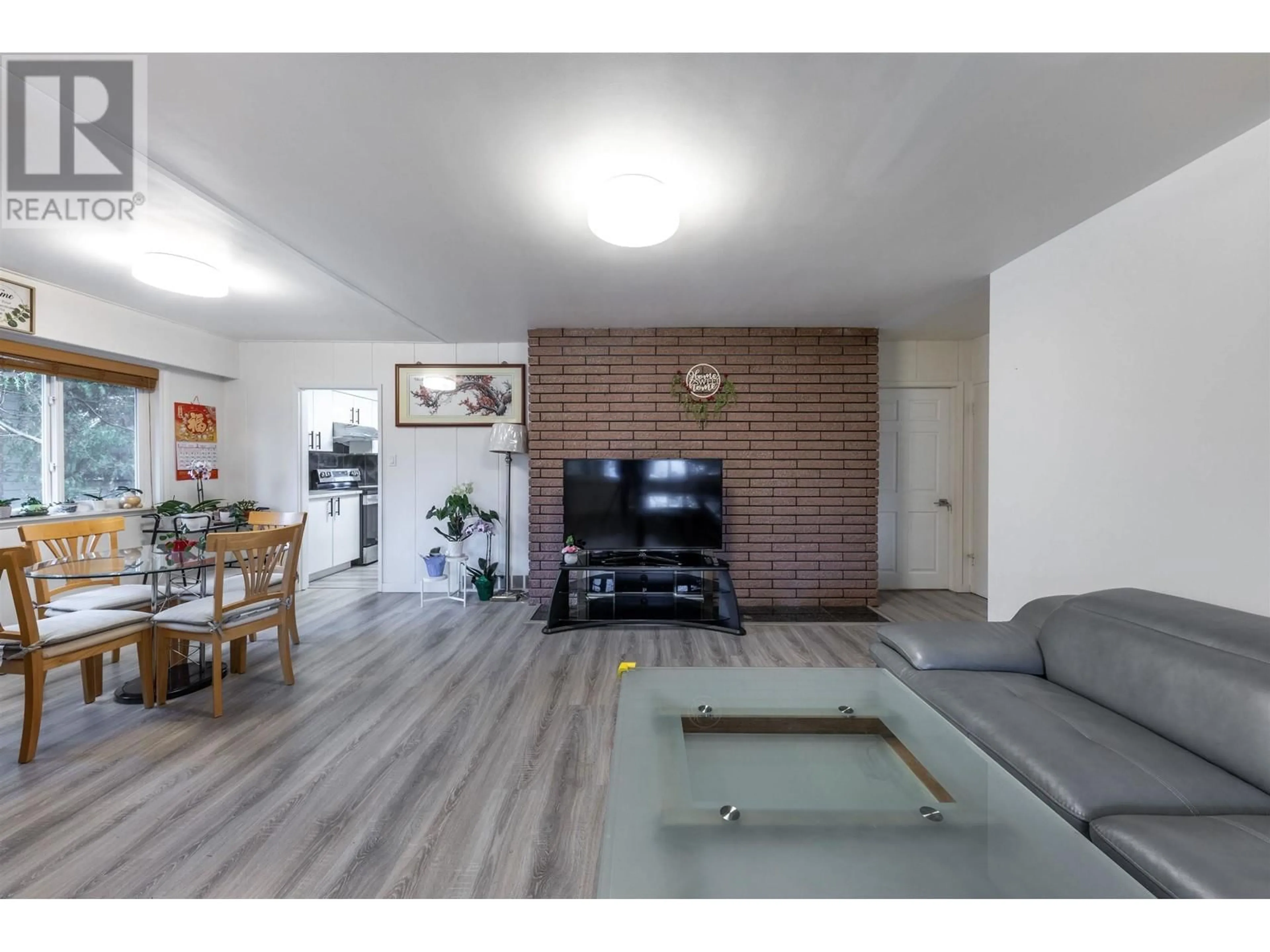Living room with furniture, wood/laminate floor for 985 WALLACE WYND, Port Moody British Columbia V3H1B6