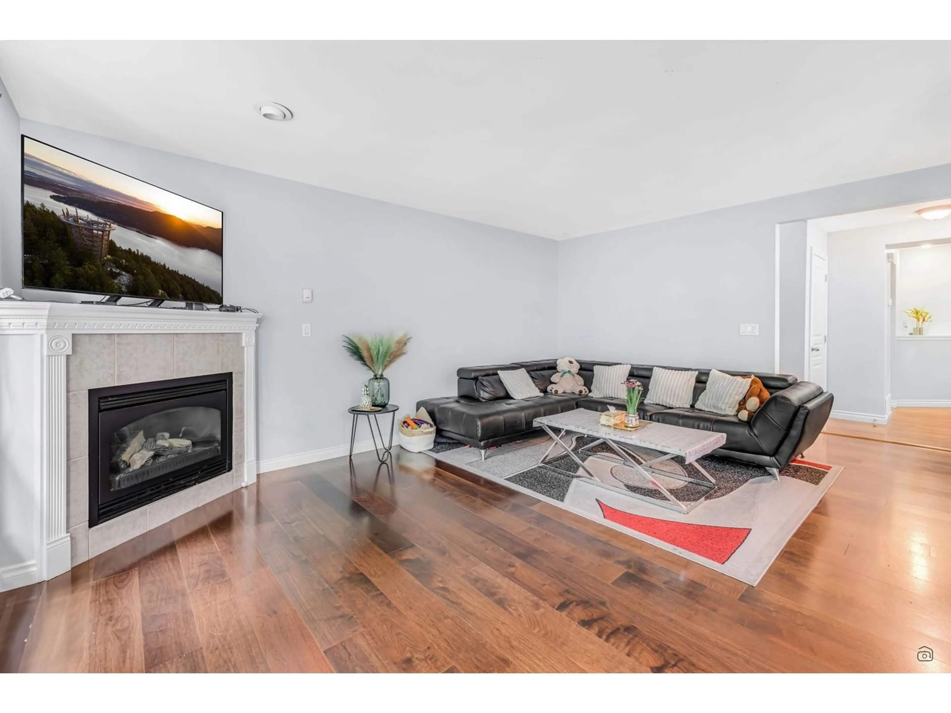 Living room with furniture, wood/laminate floor for 76 - 32777 CHILCOTIN, Abbotsford British Columbia V2T5W4