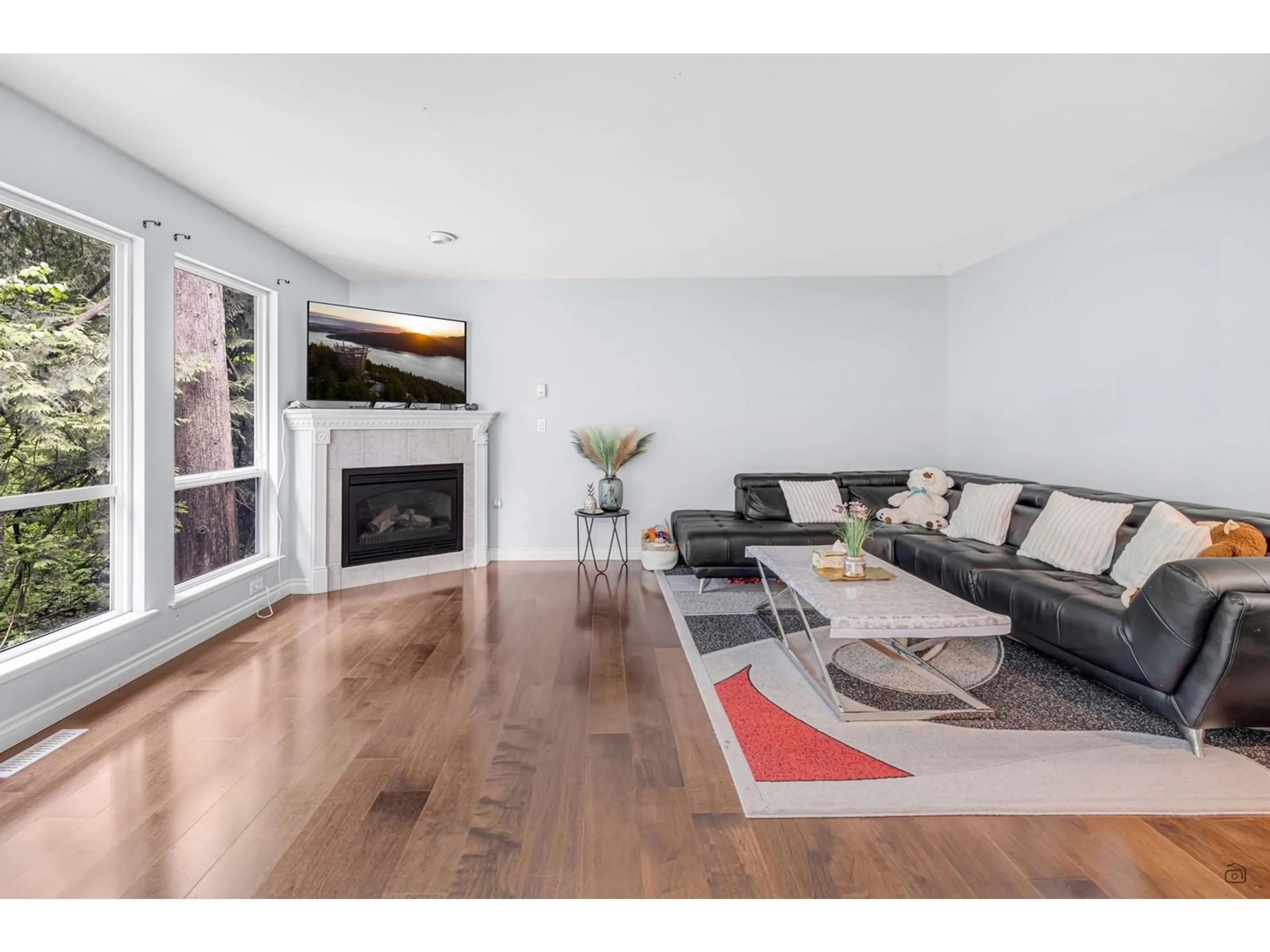 Living room with furniture, wood/laminate floor for 76 - 32777 CHILCOTIN, Abbotsford British Columbia V2T5W4