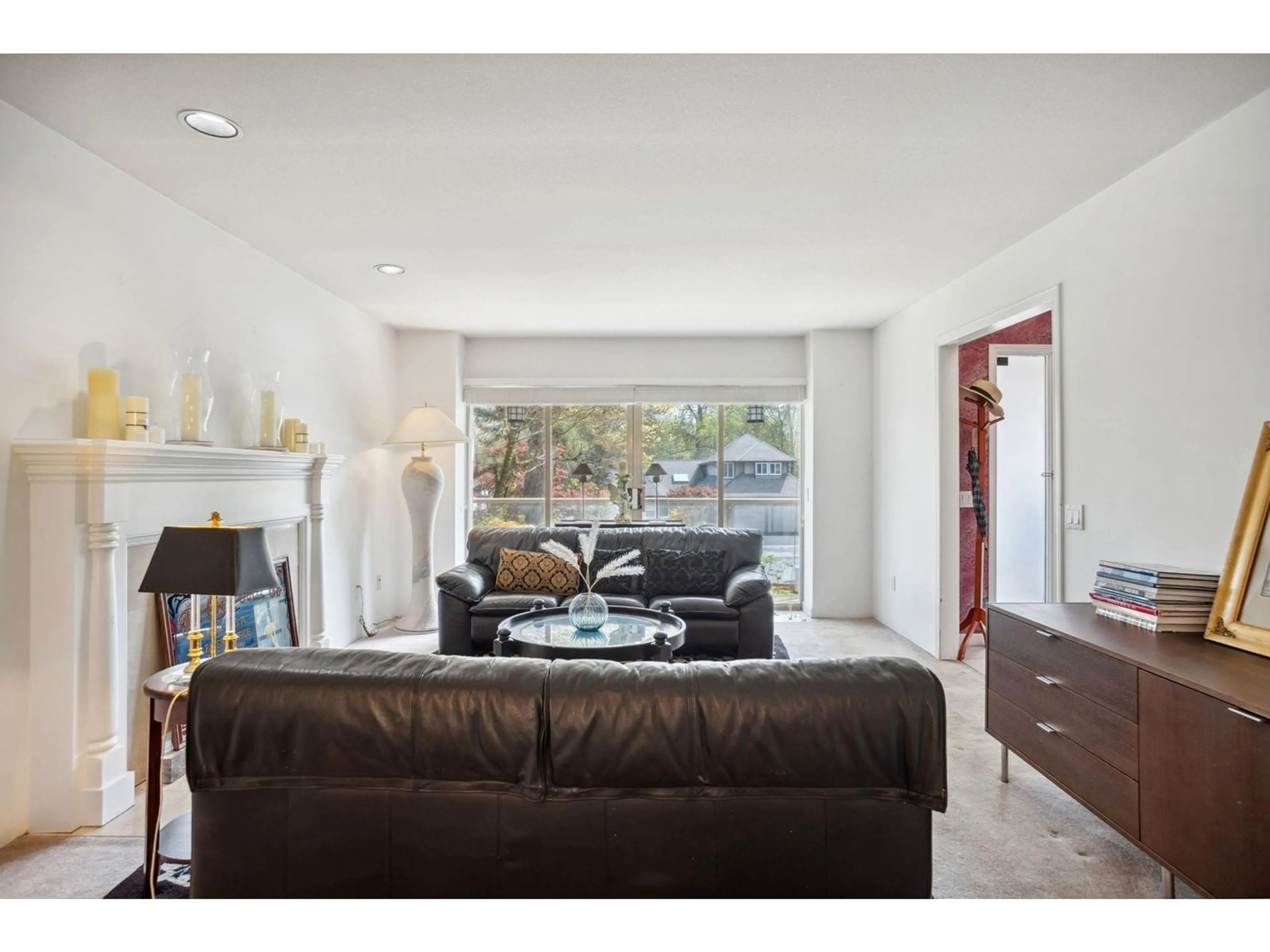 Living room with furniture, unknown for 9477 164, Surrey British Columbia V4N3C8
