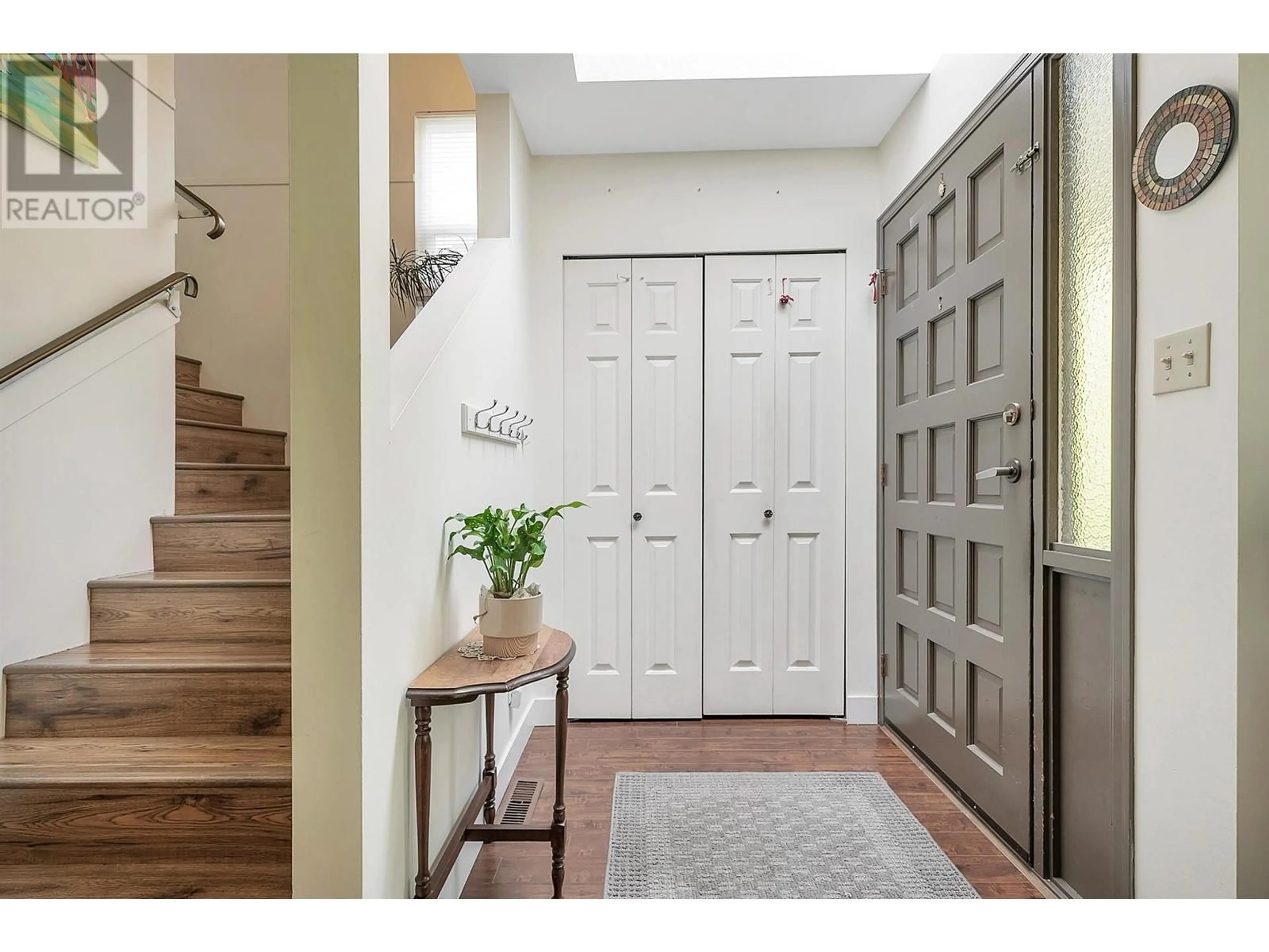 Indoor entryway for 2118 14TH AVENUE, Vancouver British Columbia V6K2V7