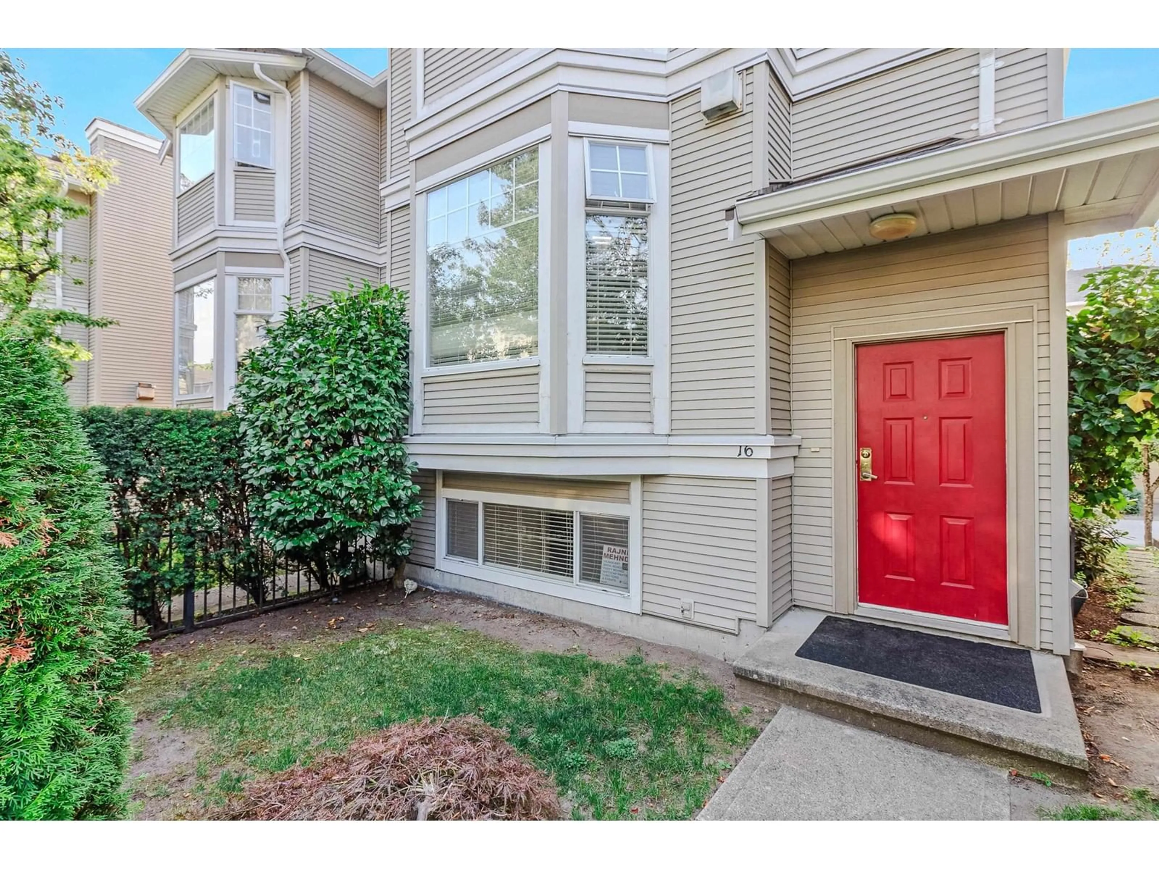 Indoor entryway for 16 - 6518 121, Surrey British Columbia V3W1C4