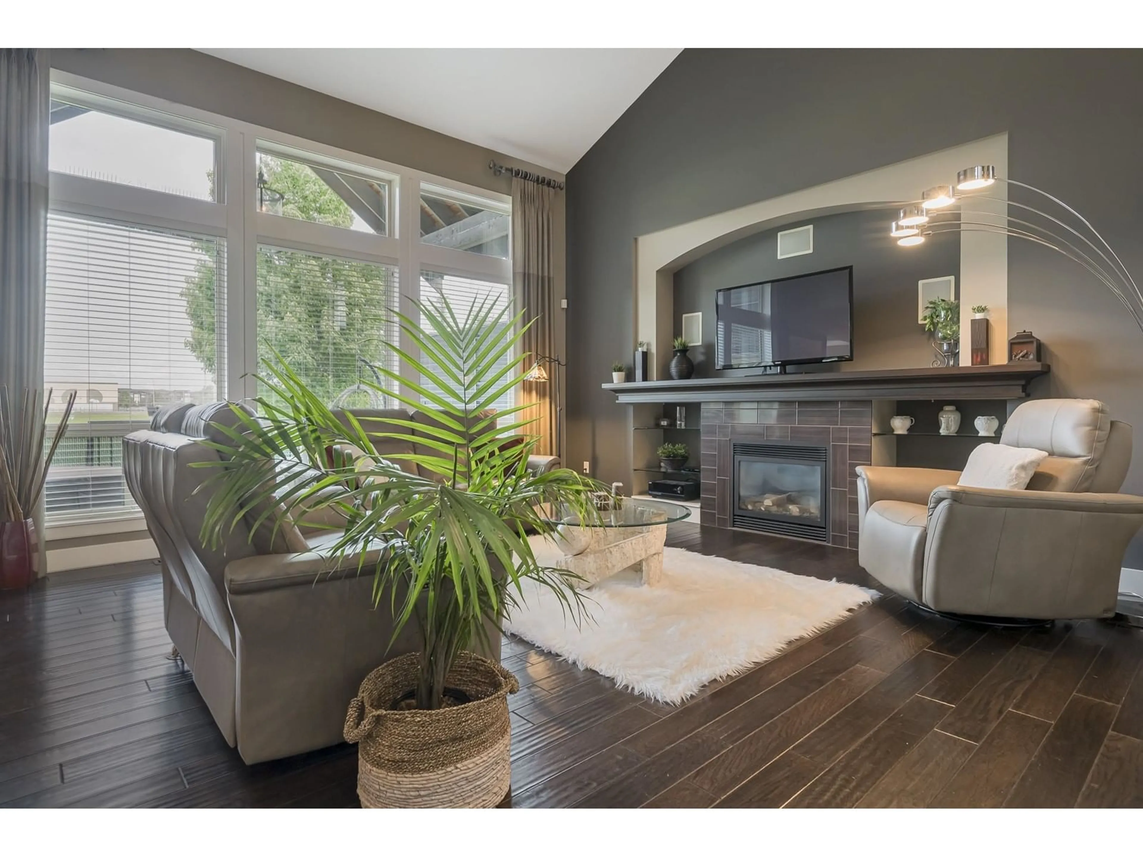 Living room with furniture, wood/laminate floor for 7785 211, Langley British Columbia V2Y0H8