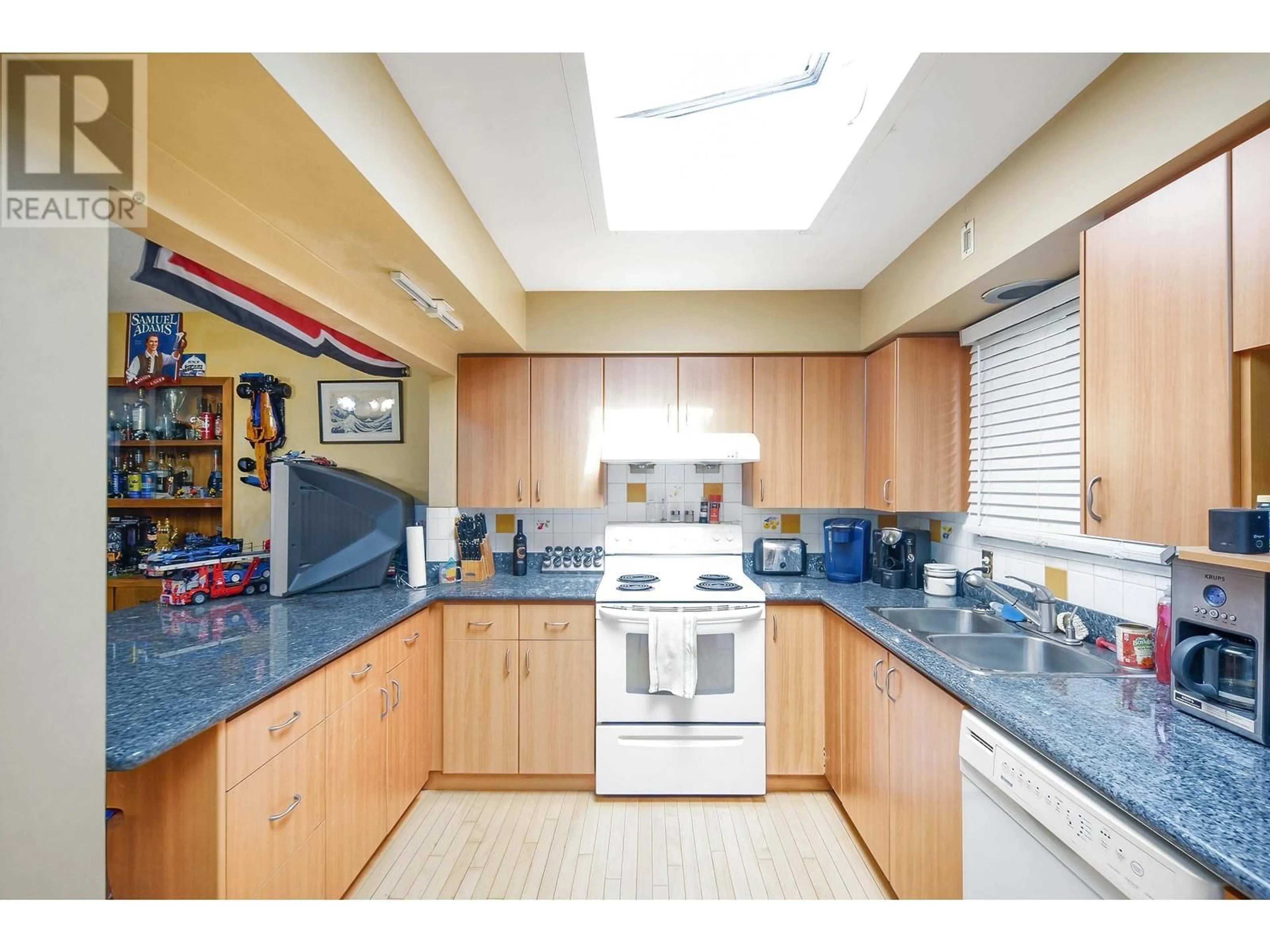 Standard kitchen, ceramic/tile floor for 10971 DENNIS CRESCENT, Richmond British Columbia V7A3S3