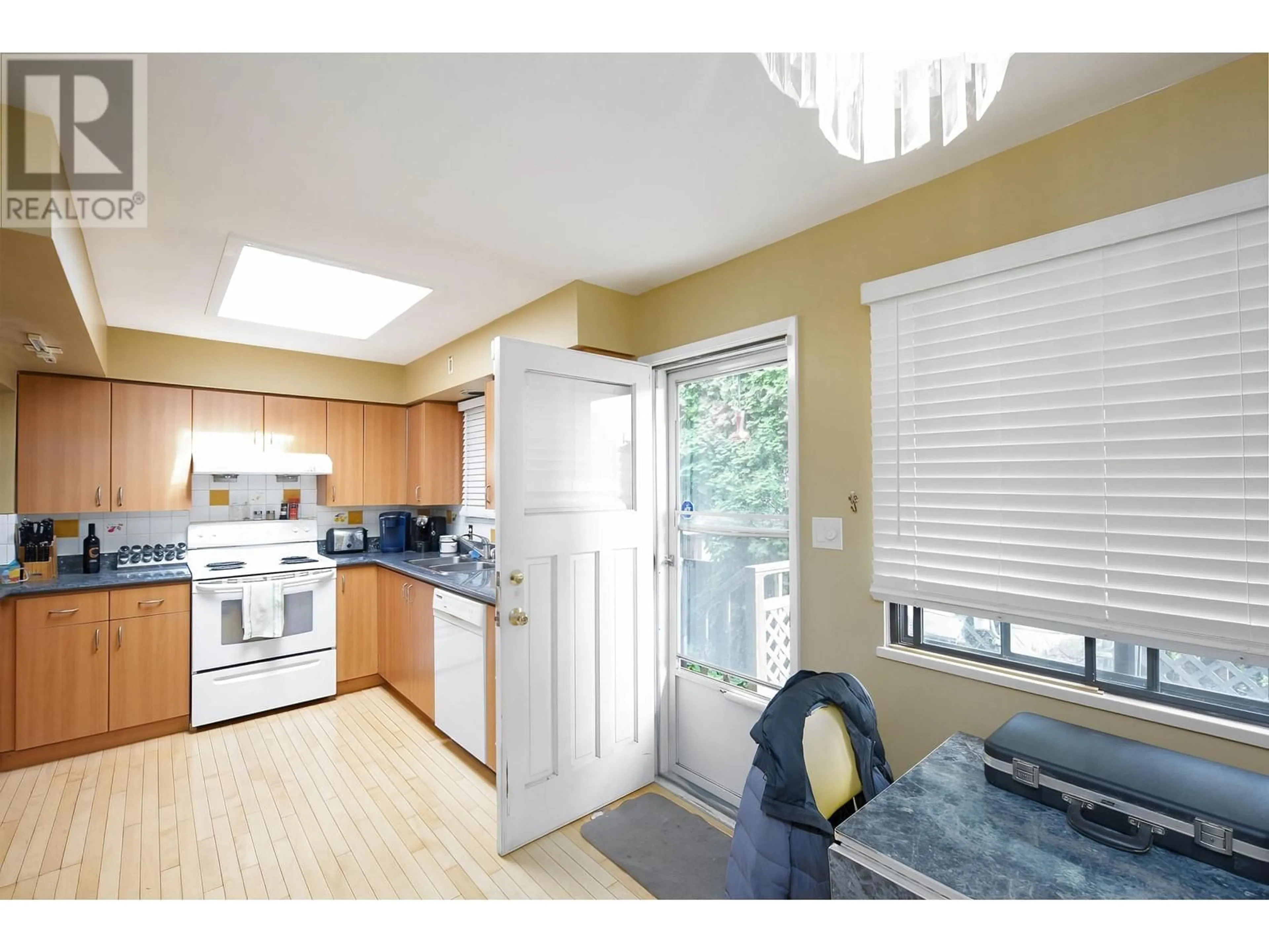 Standard kitchen, wood/laminate floor for 10971 DENNIS CRESCENT, Richmond British Columbia V7A3S3