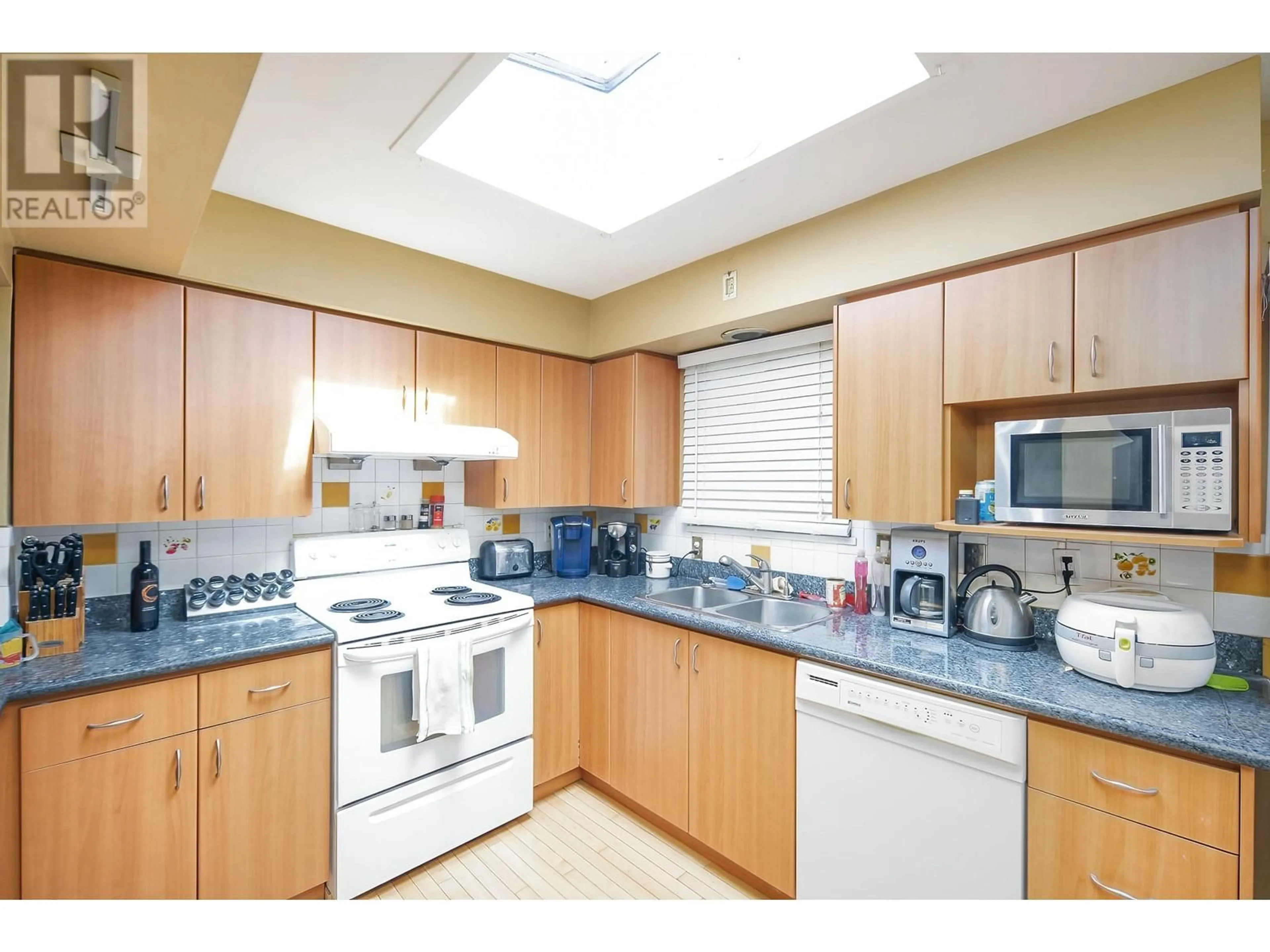 Standard kitchen, unknown for 10971 DENNIS CRESCENT, Richmond British Columbia V7A3S3