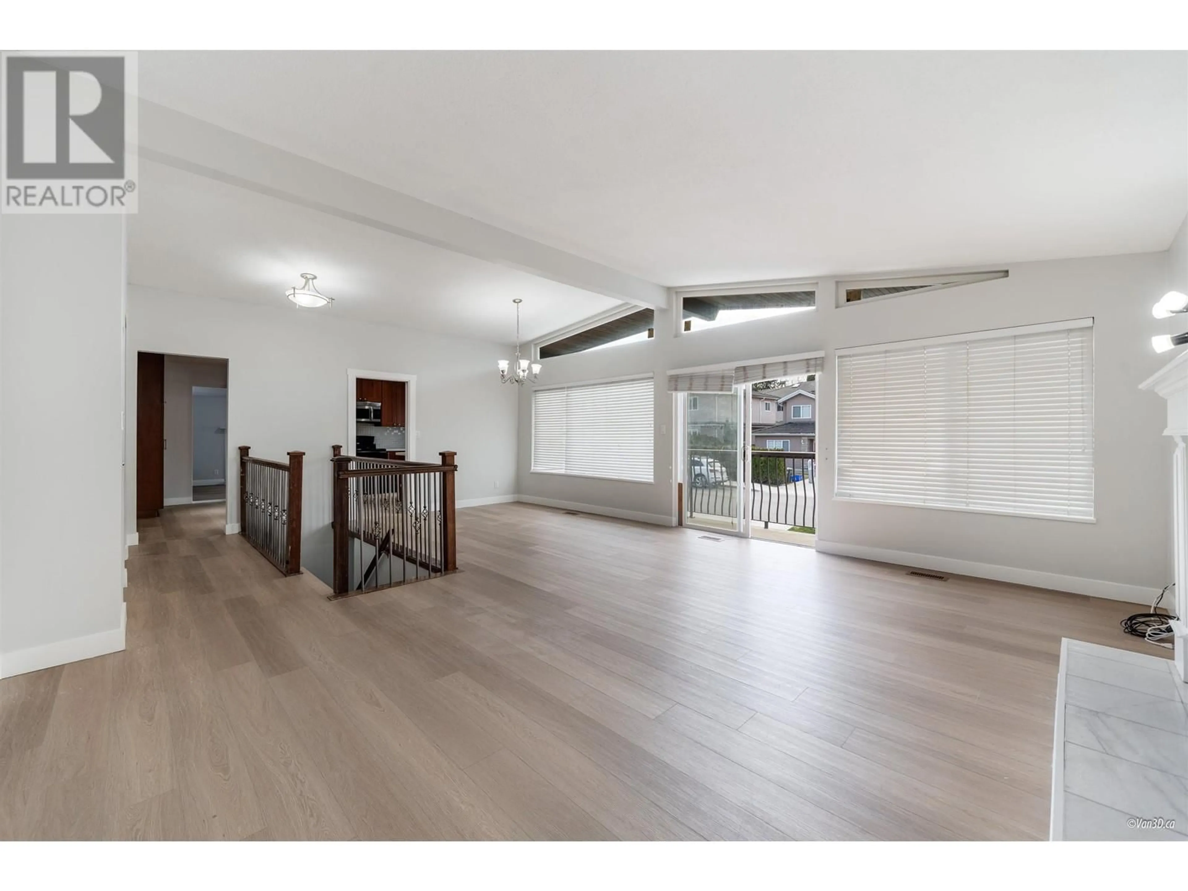 Indoor foyer for 7148 6TH STREET, Burnaby British Columbia V5E3T5