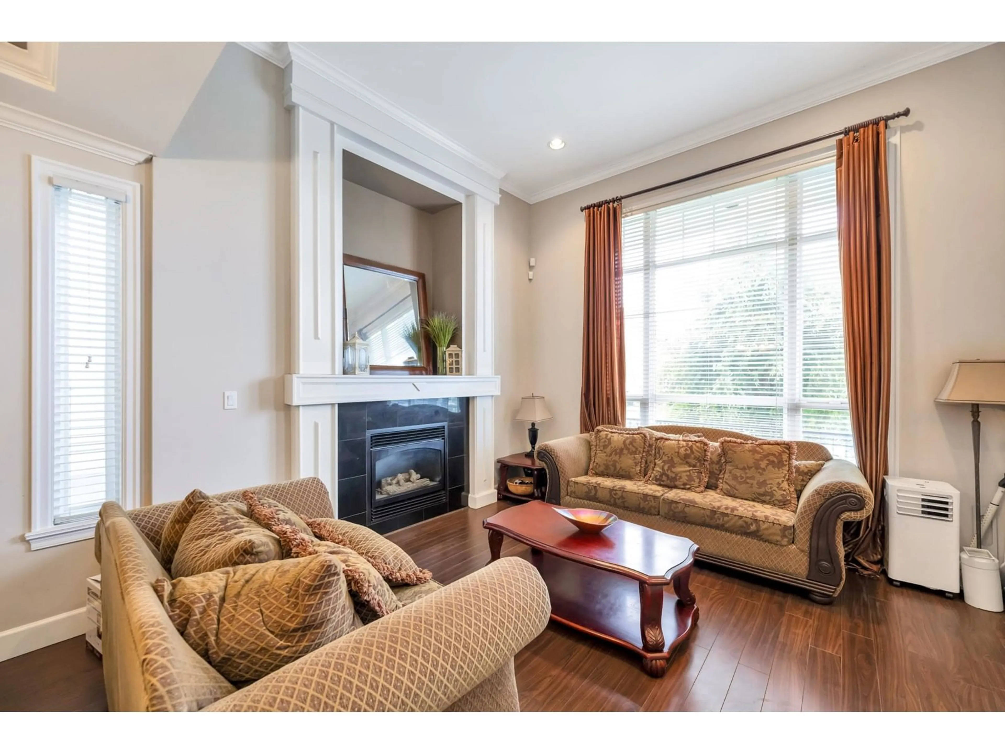 Living room with furniture, wood/laminate floor for 14781 67A, Surrey British Columbia V3S4P9