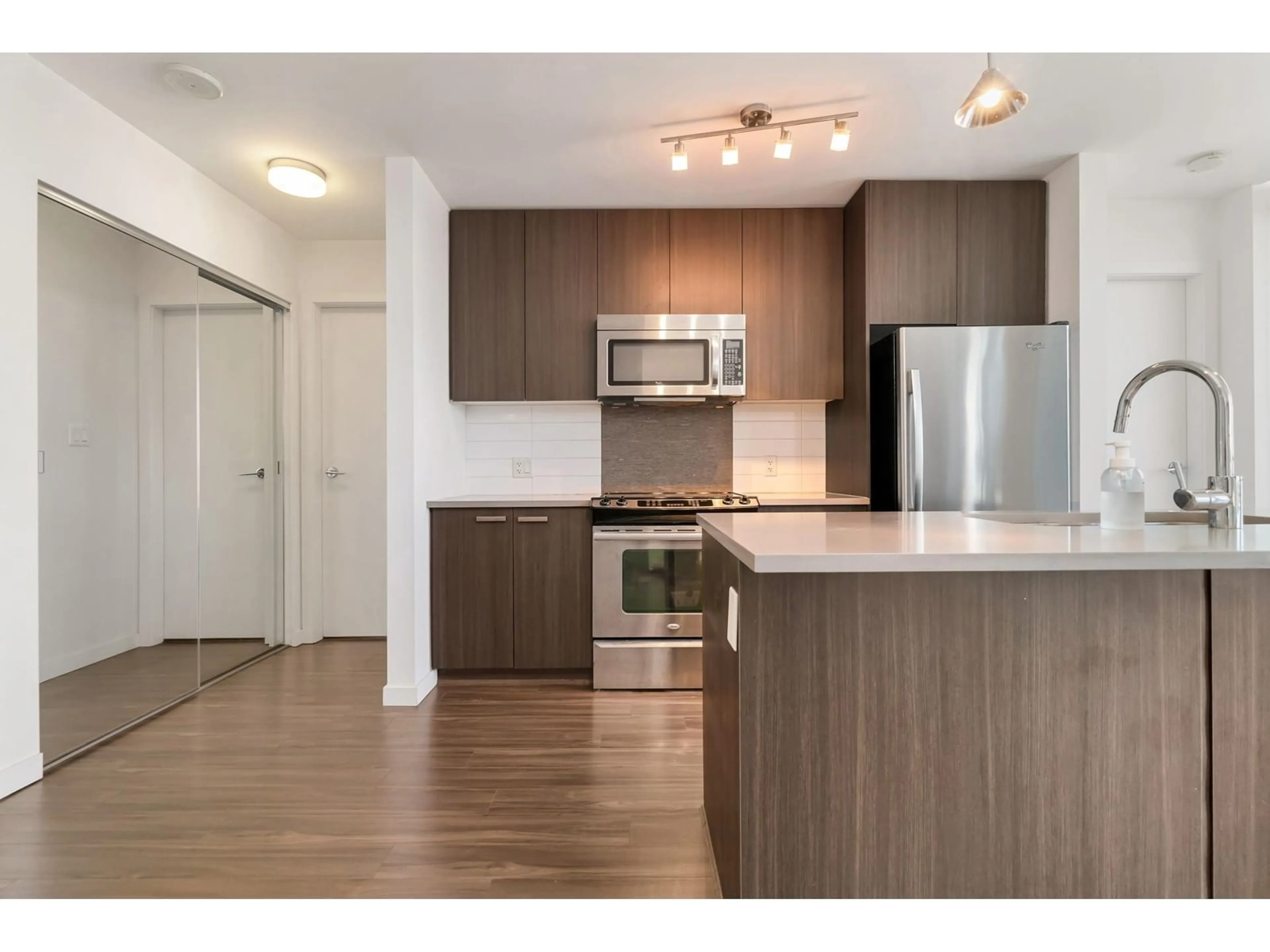 Standard kitchen, wood/laminate floor for 3906 - 13325 102A, Surrey British Columbia V3T0J5