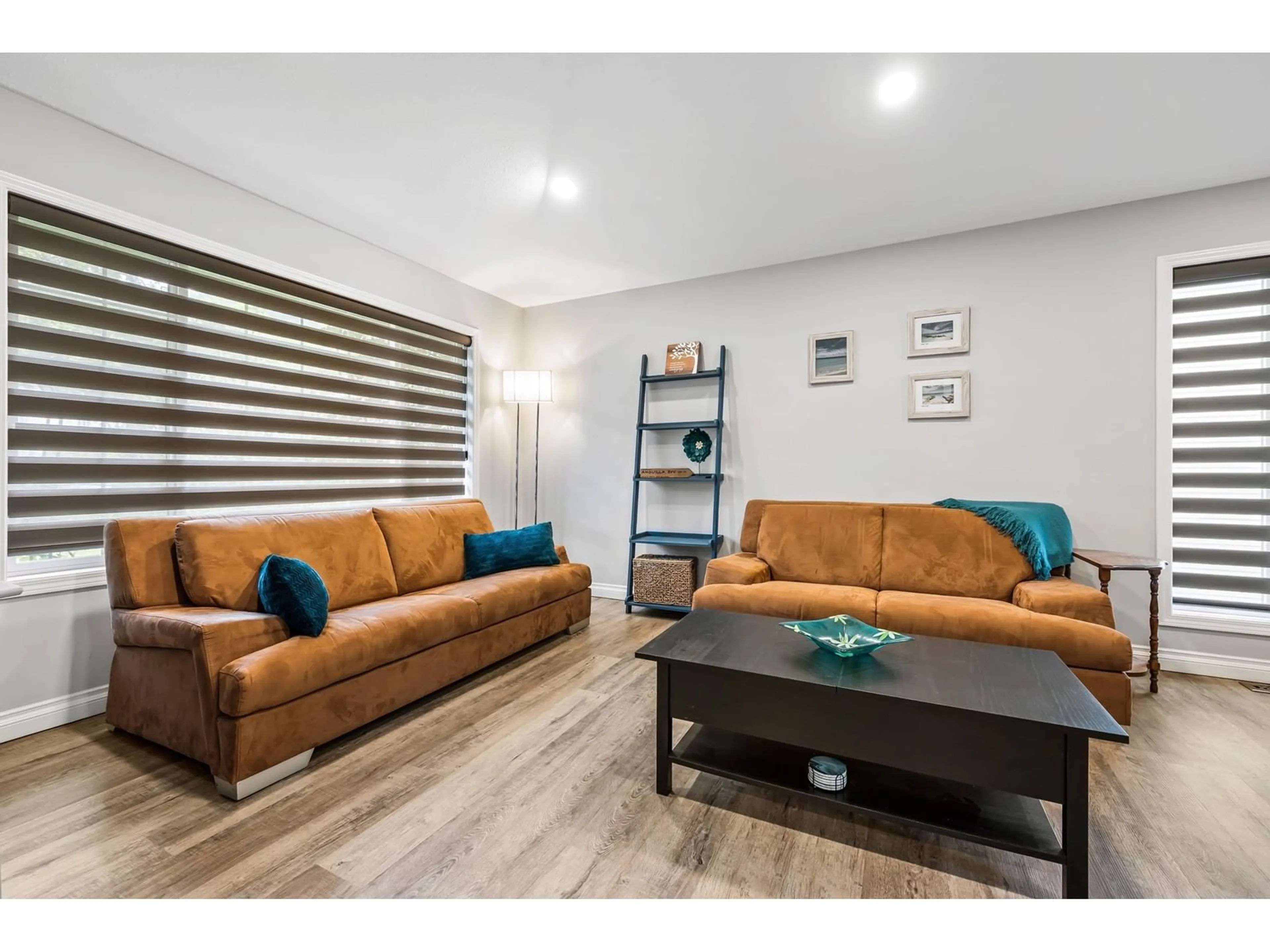 Living room with furniture, wood/laminate floor for 36372 COUNTRY, Abbotsford British Columbia V3G1M2