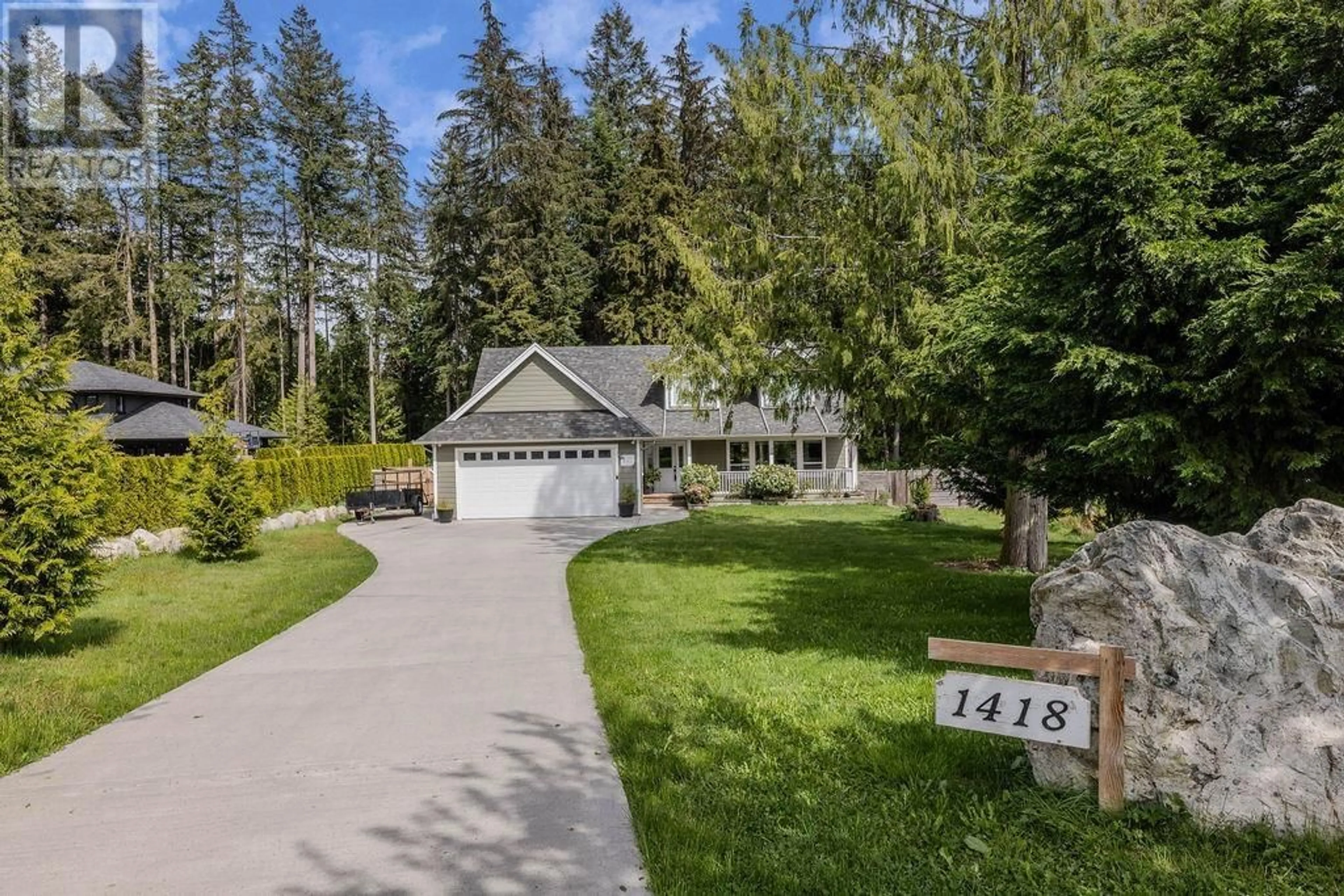 A pic from outside/outdoor area/front of a property/back of a property/a pic from drone, street for 1418 STARDUST PLACE, Gibsons British Columbia V0N1V5