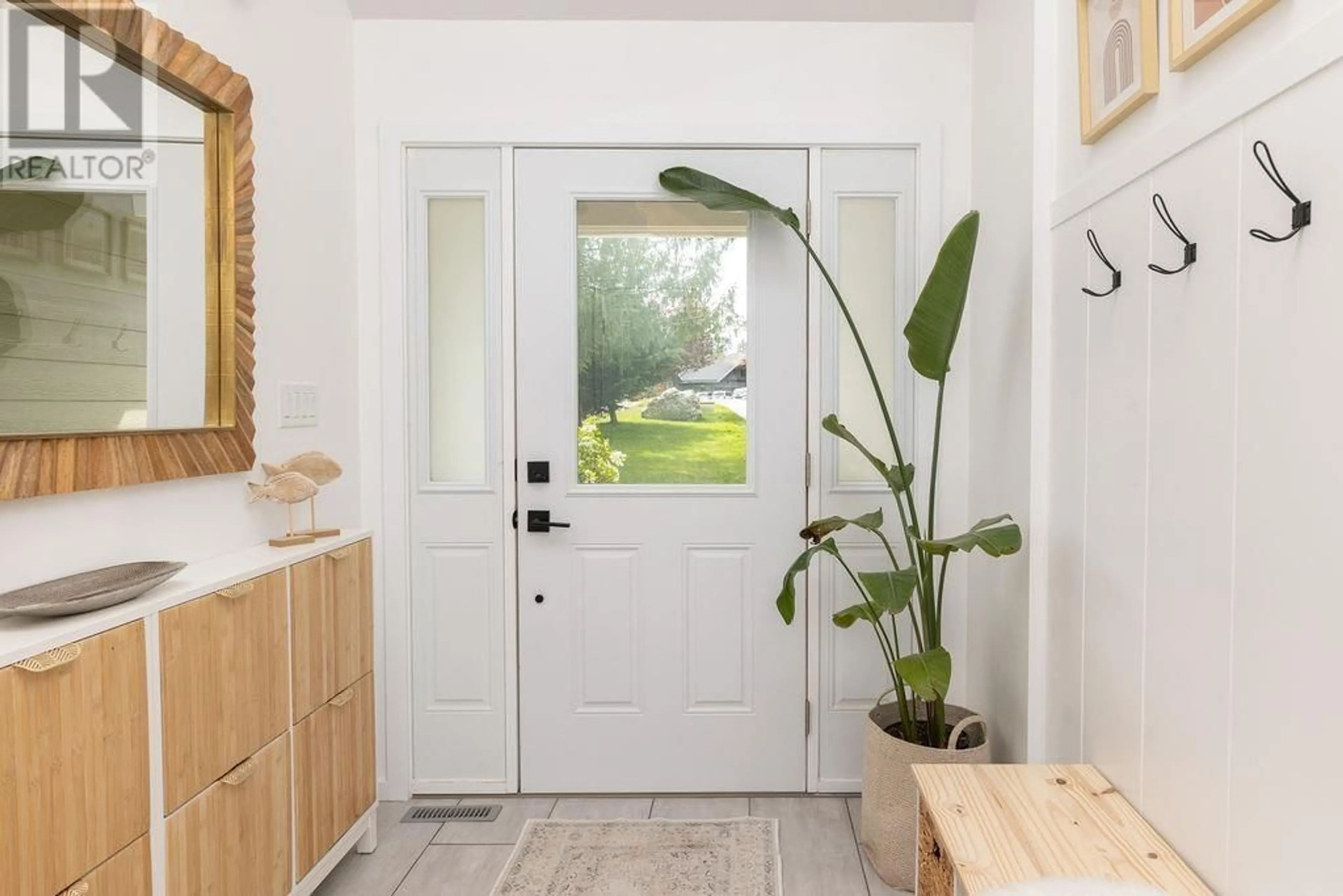 Indoor entryway for 1418 STARDUST PLACE, Gibsons British Columbia V0N1V5