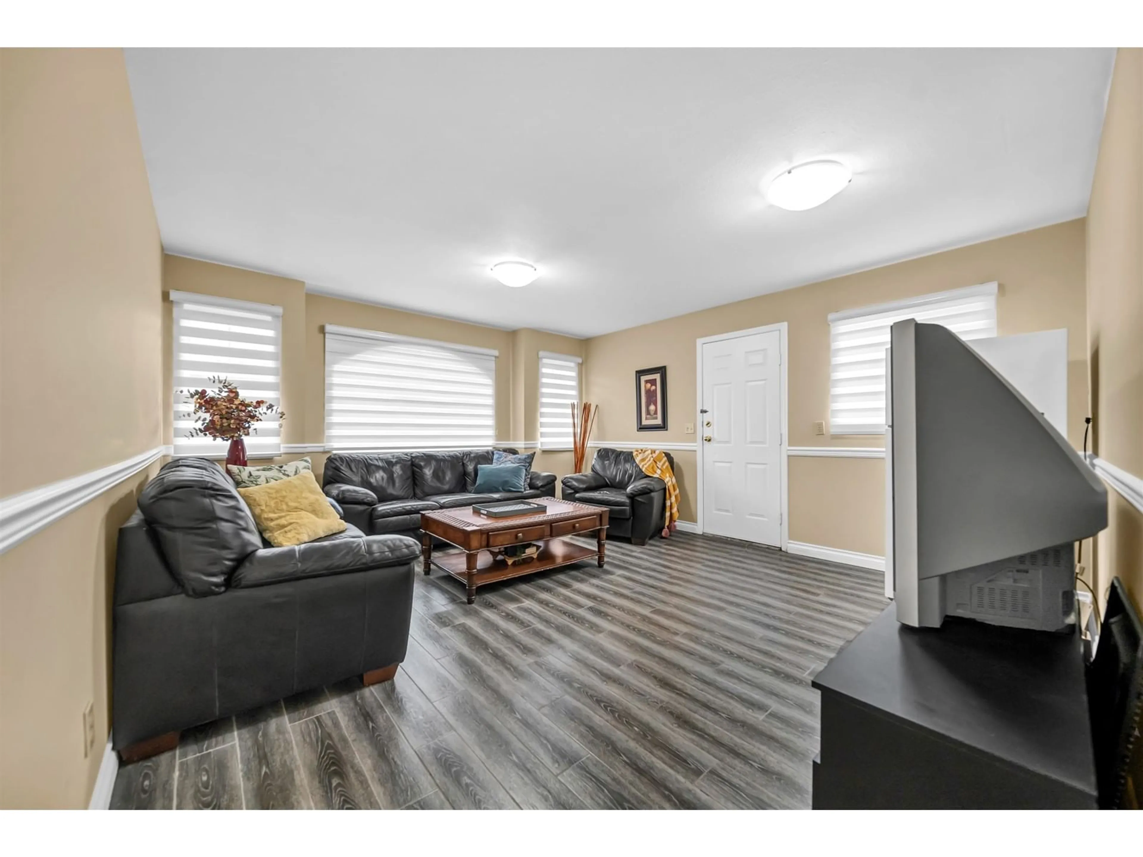 Living room with furniture, wood/laminate floor for 12396 65, Surrey British Columbia V3W5Y5
