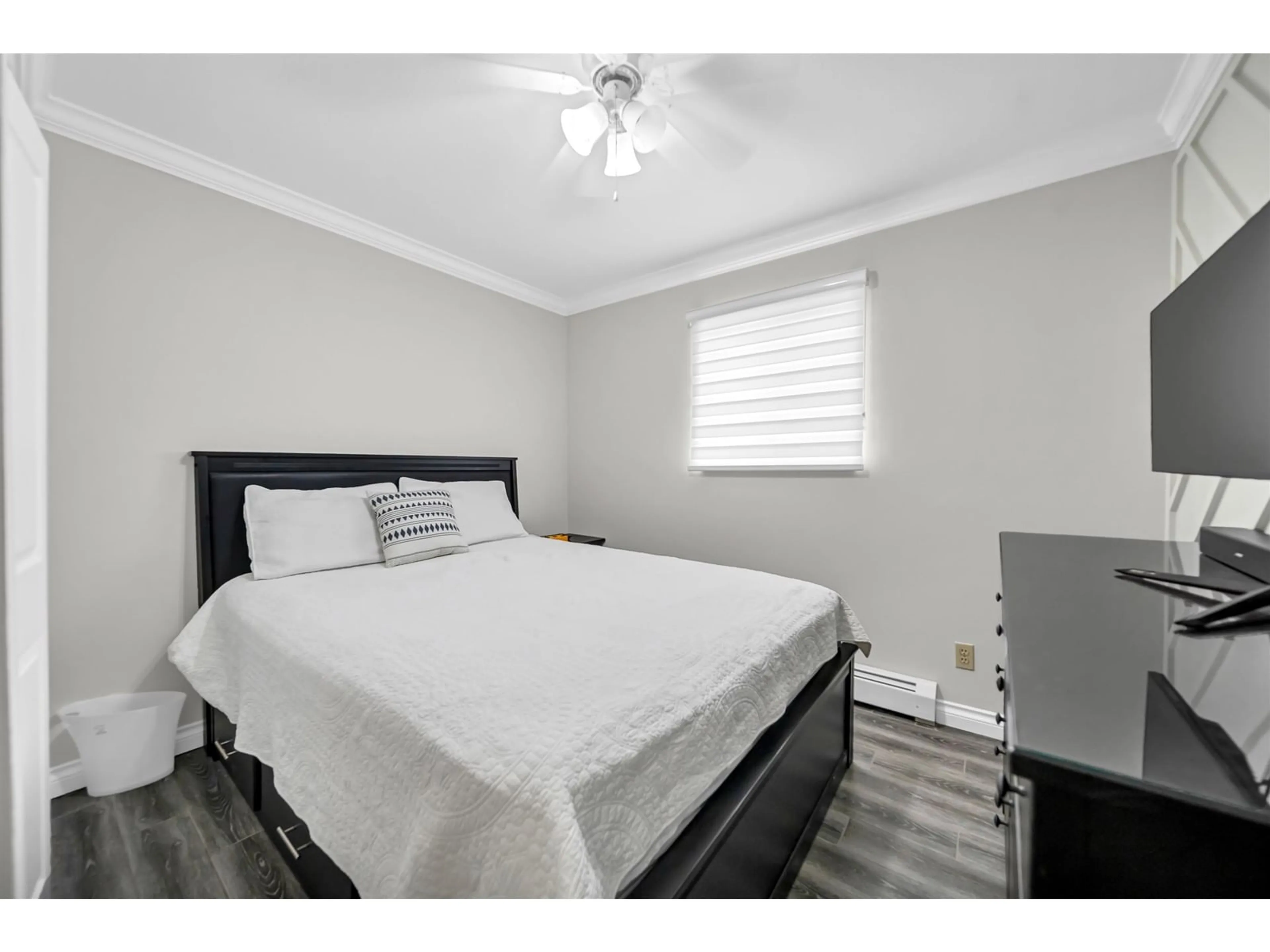 Bedroom with bed, wood/laminate floor for 12396 65, Surrey British Columbia V3W5Y5