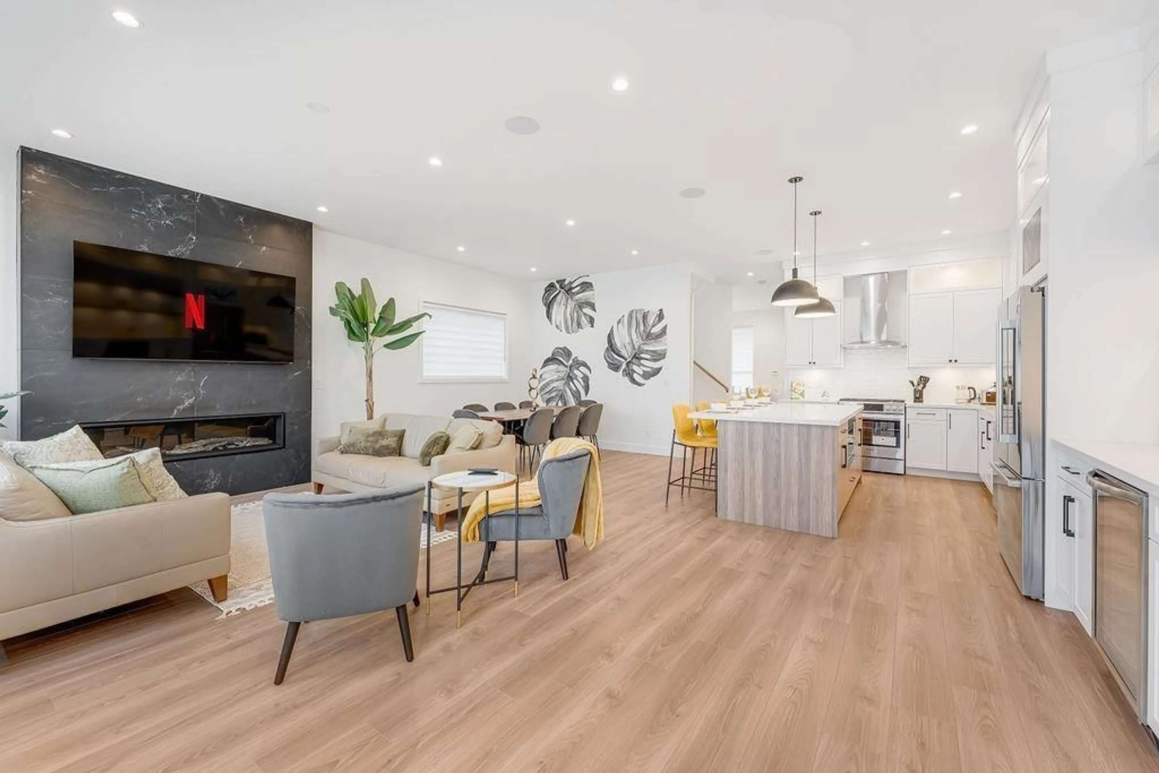 Open concept kitchen, wood/laminate floor for 7609 197, Langley British Columbia V2Y1S2