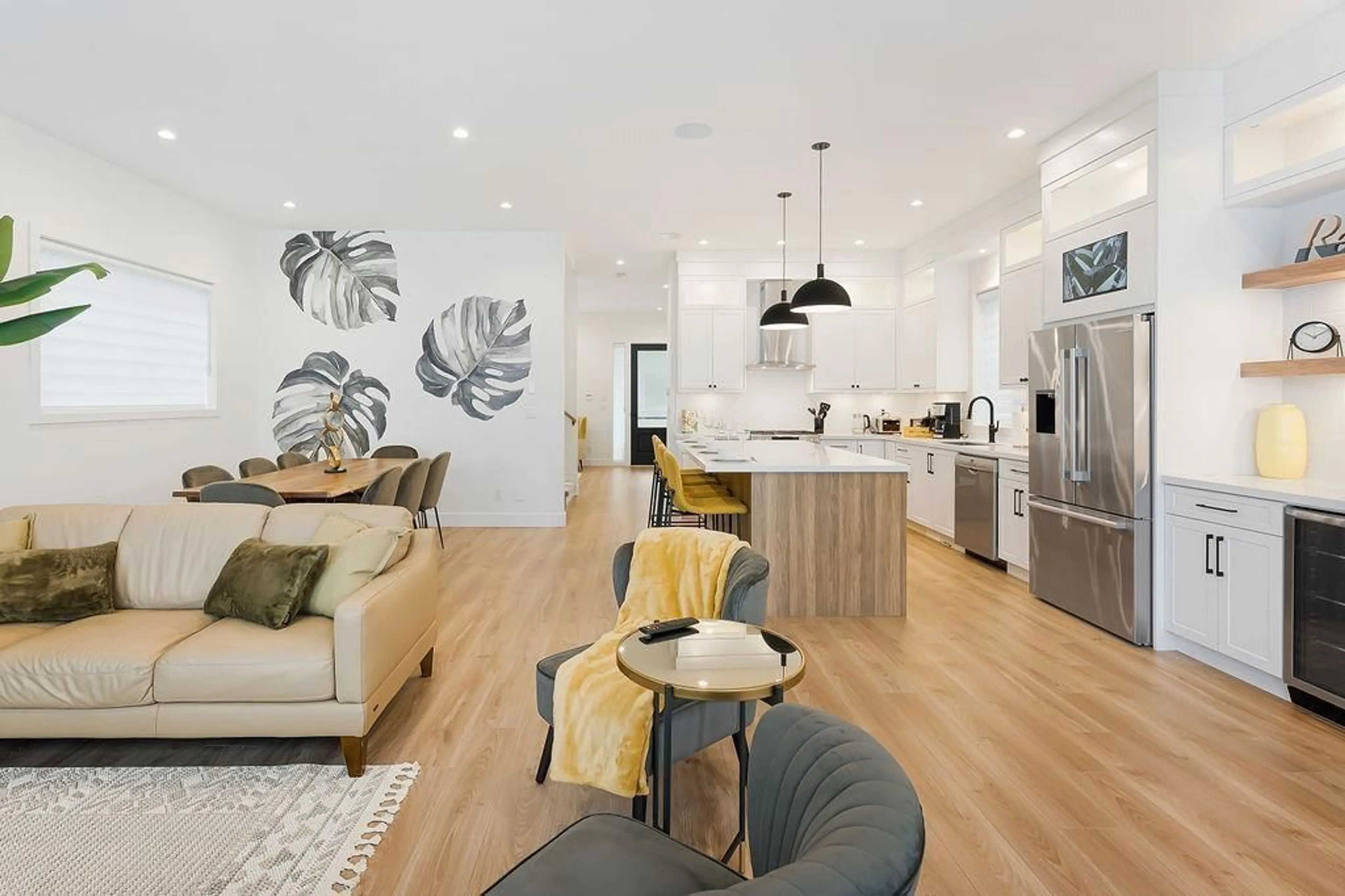 Open concept kitchen, wood/laminate floor for 7609 197, Langley British Columbia V2Y1S2
