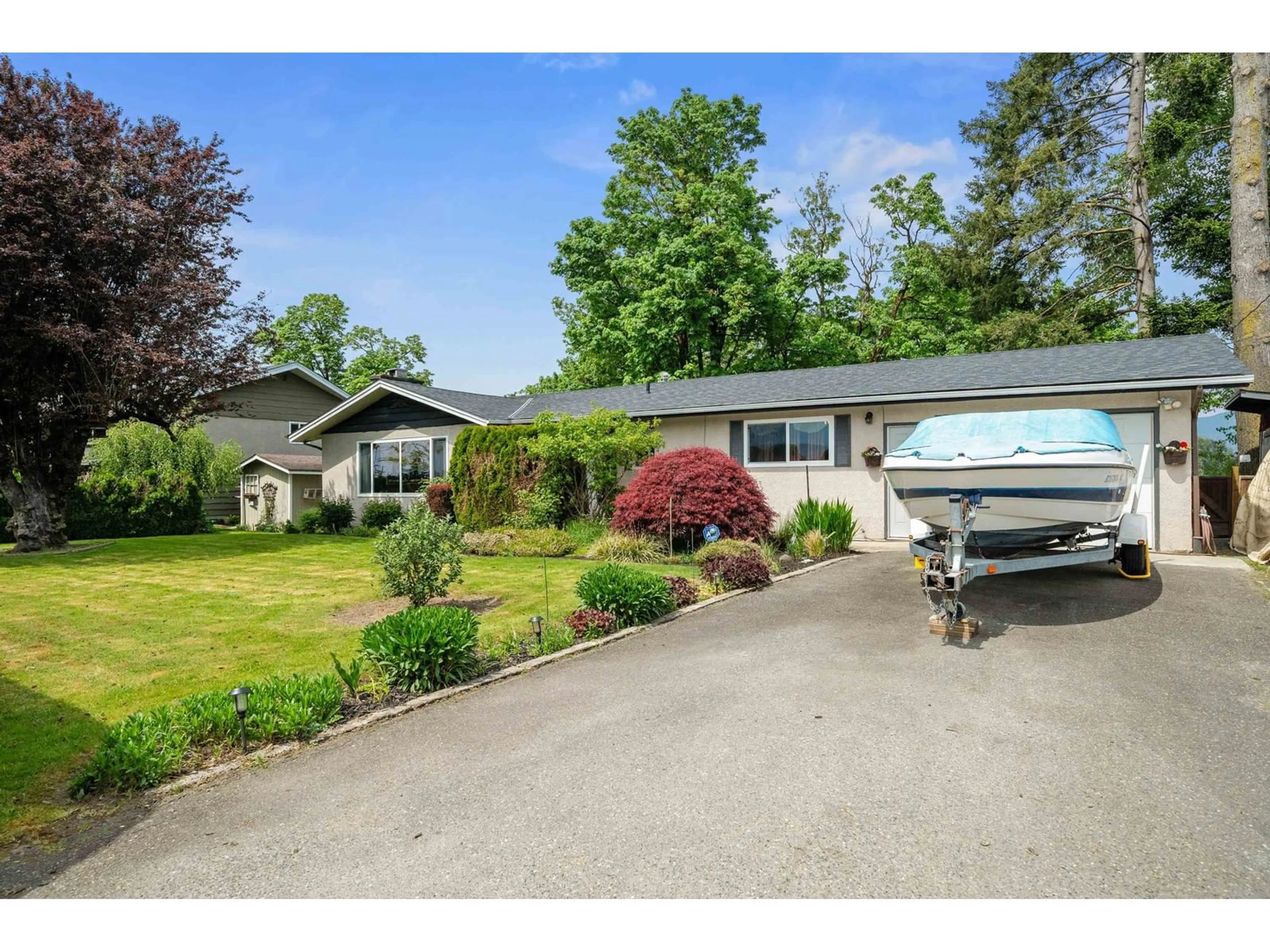 A pic from outside/outdoor area/front of a property/back of a property/a pic from drone, street for 48125 YALE ROAD, Chilliwack British Columbia V4Z0A8