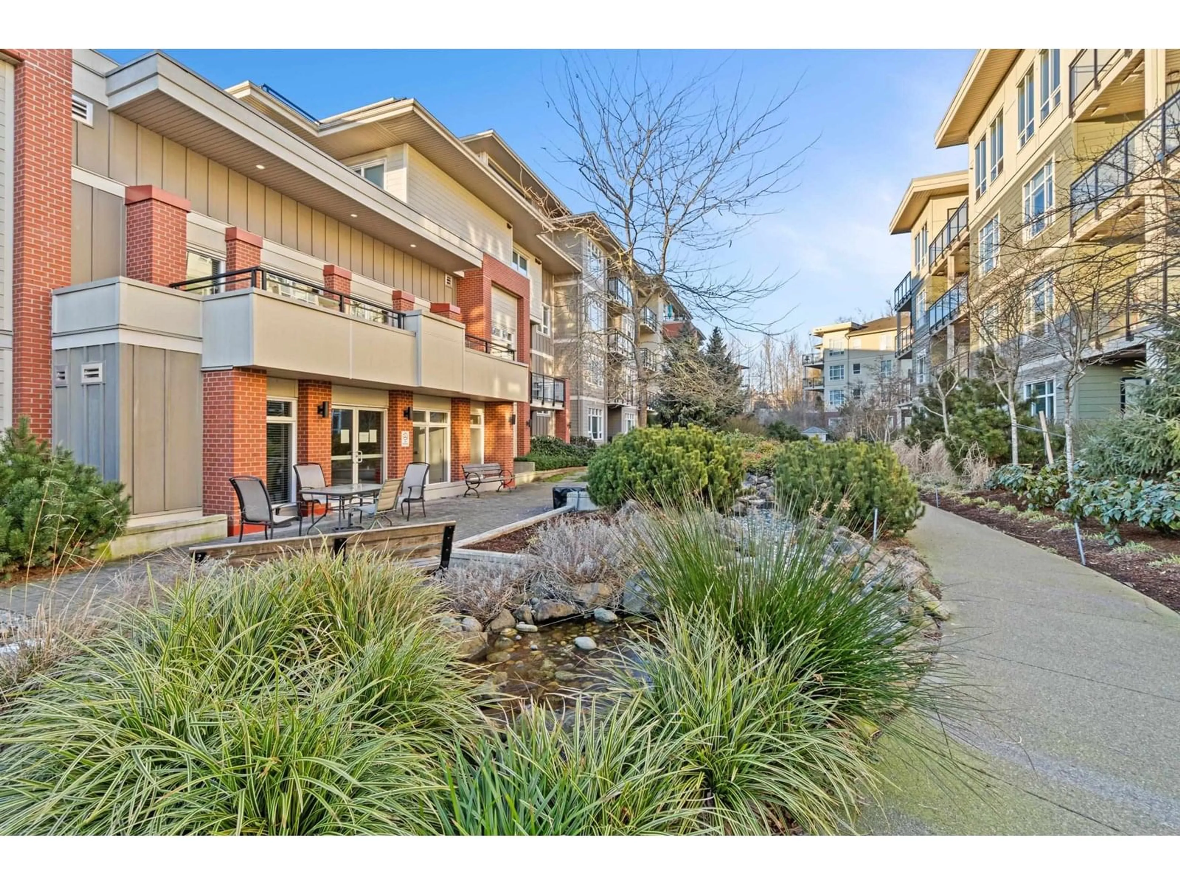 Patio, street for E105 - 20211 66, Langley British Columbia V2Y0L4