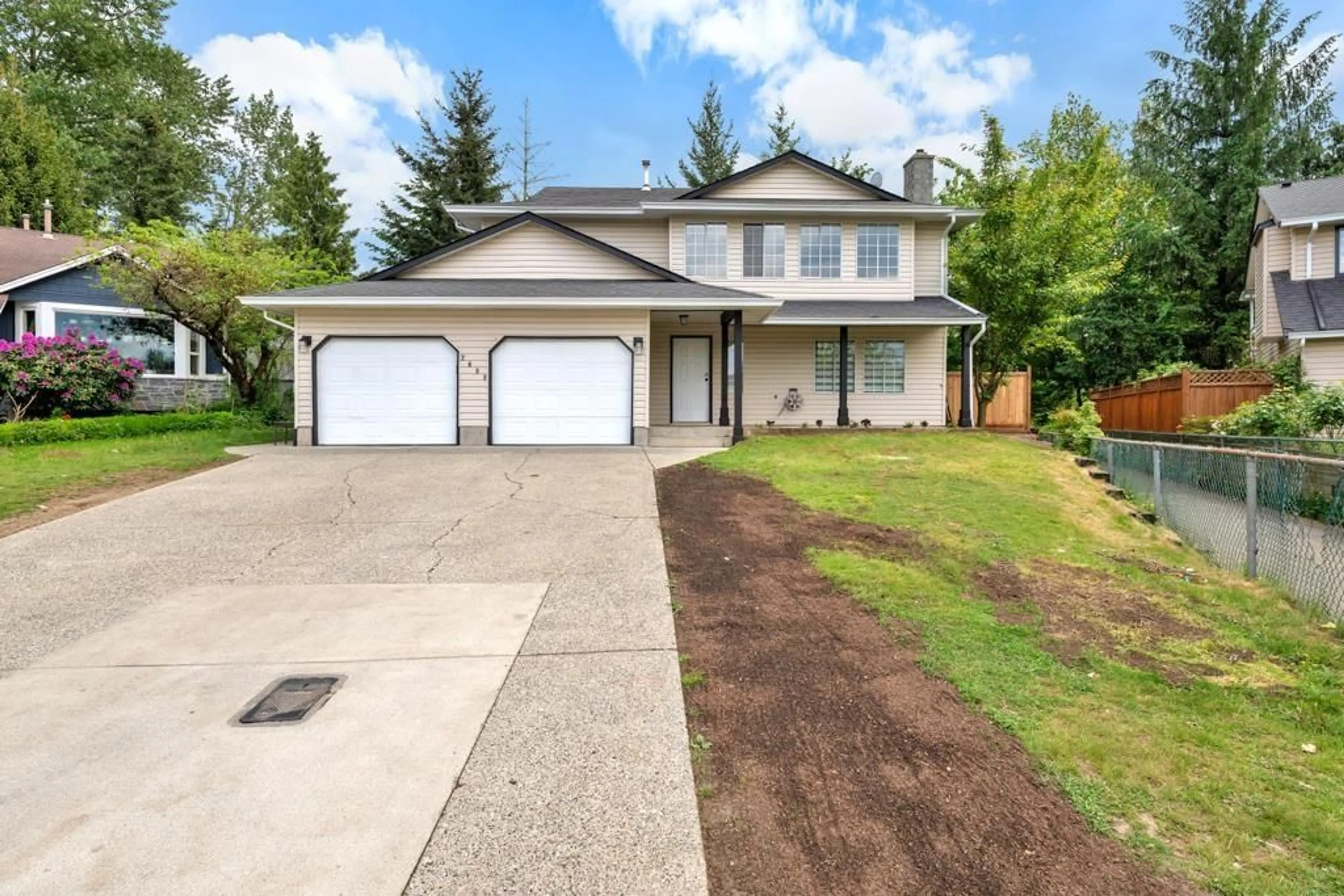 Home with vinyl exterior material, street for 2698 DEHAVILLAND, Abbotsford British Columbia V2T5L3